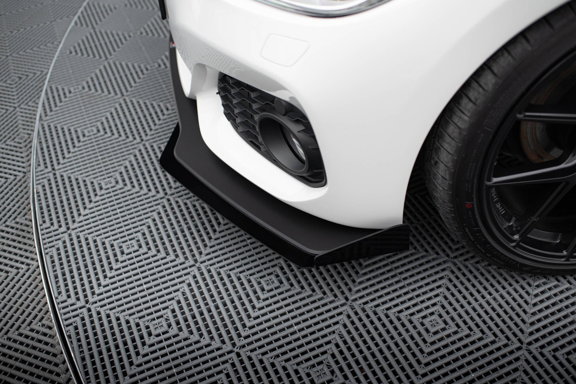 Maxton Design Street Pro Front Splitter V.3 + Flaps para BMW 1 F20 M-Pack Facelift / M140i - imagen 5