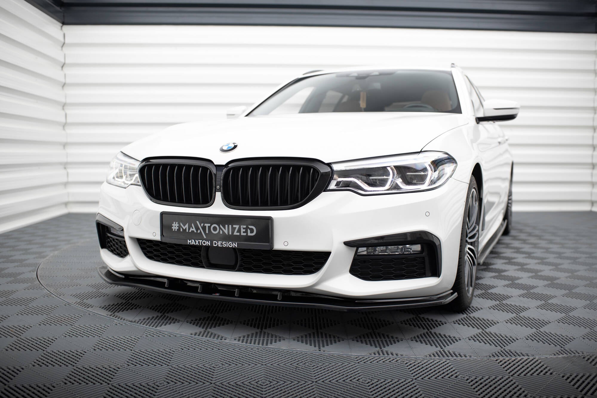 Maxton Design Splitter delantero V.1 para BMW 5 M-Pack / M550d / M550i G30/ G31 M-Pack - imagen 1