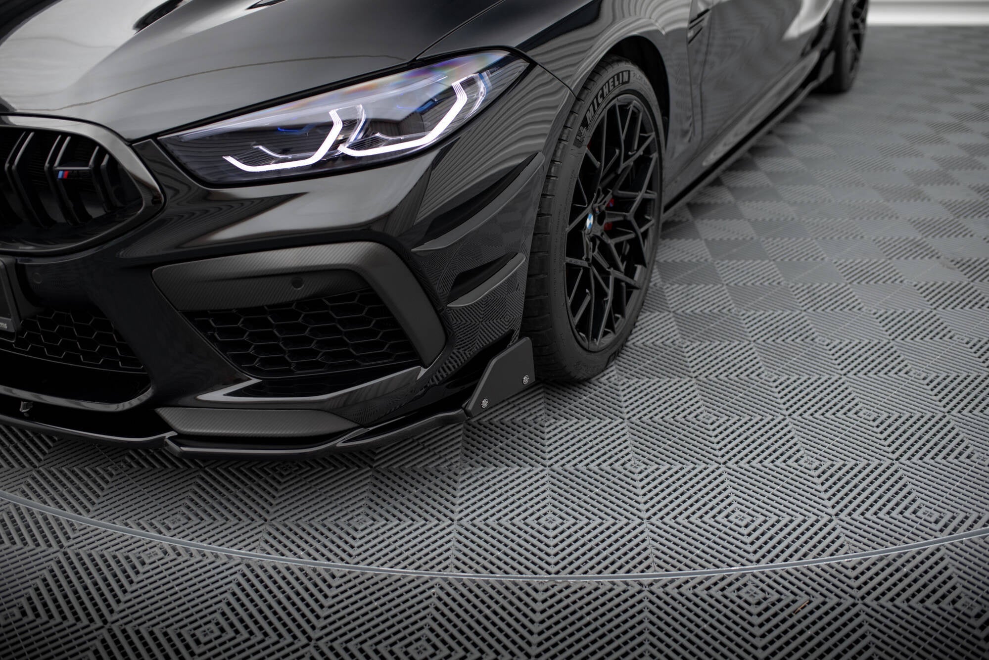 Maxton Design Splitter delantero V.1 + Flaps para BMW M8 Gran Coupe F93 / Coupe F92 - imagen 4