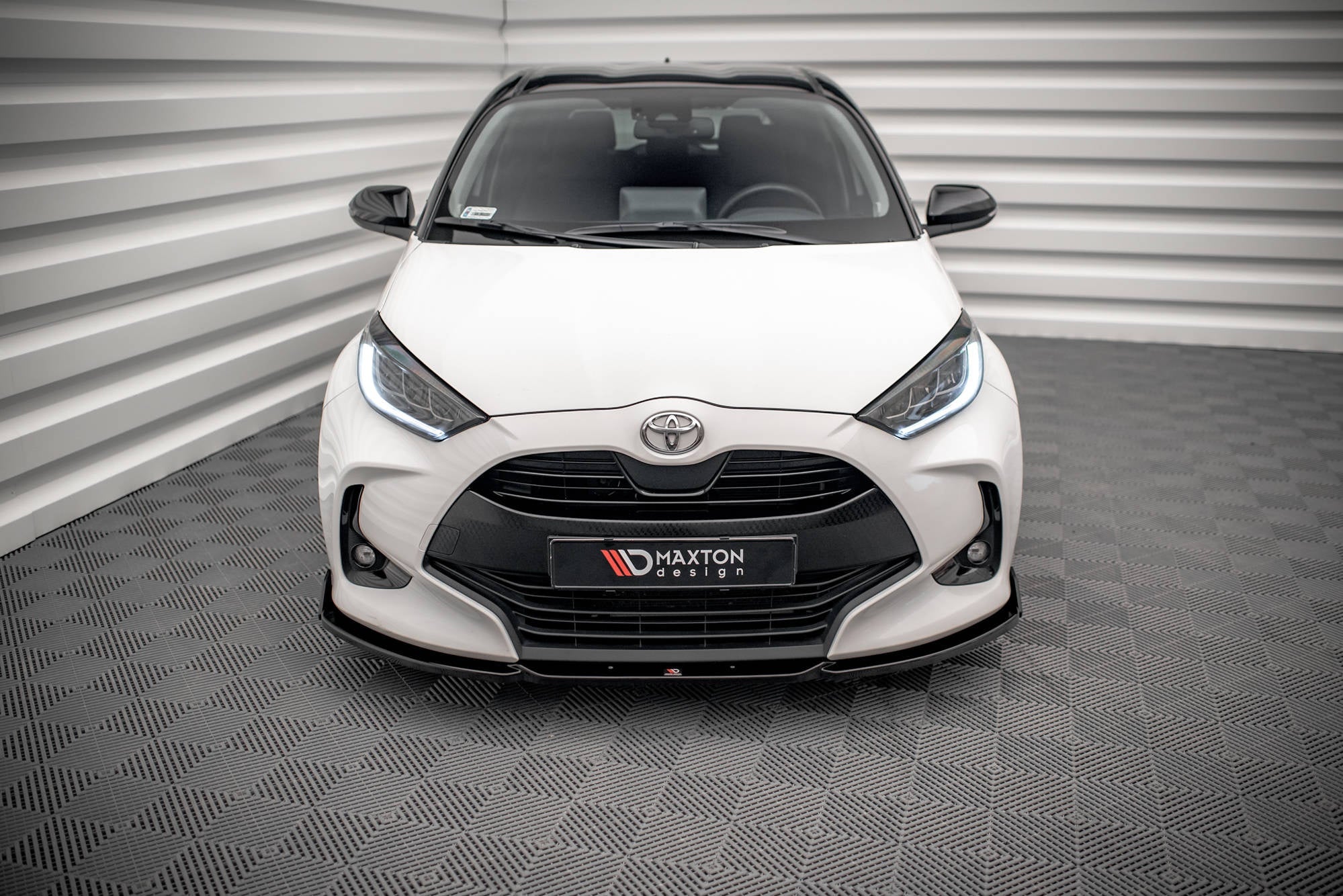 Maxton Design Splitter delantero V.1 + Flaps para Toyota Yaris Mk4 - imagen 2