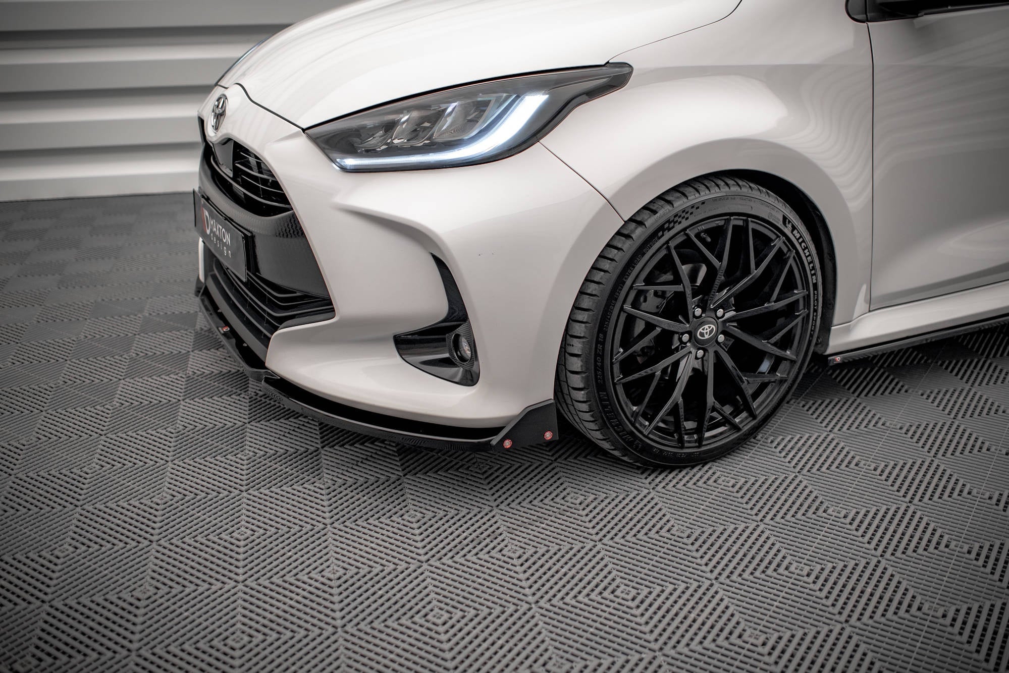 Maxton Design Splitter delantero V.1 + Flaps para Toyota Yaris Mk4 - imagen 4