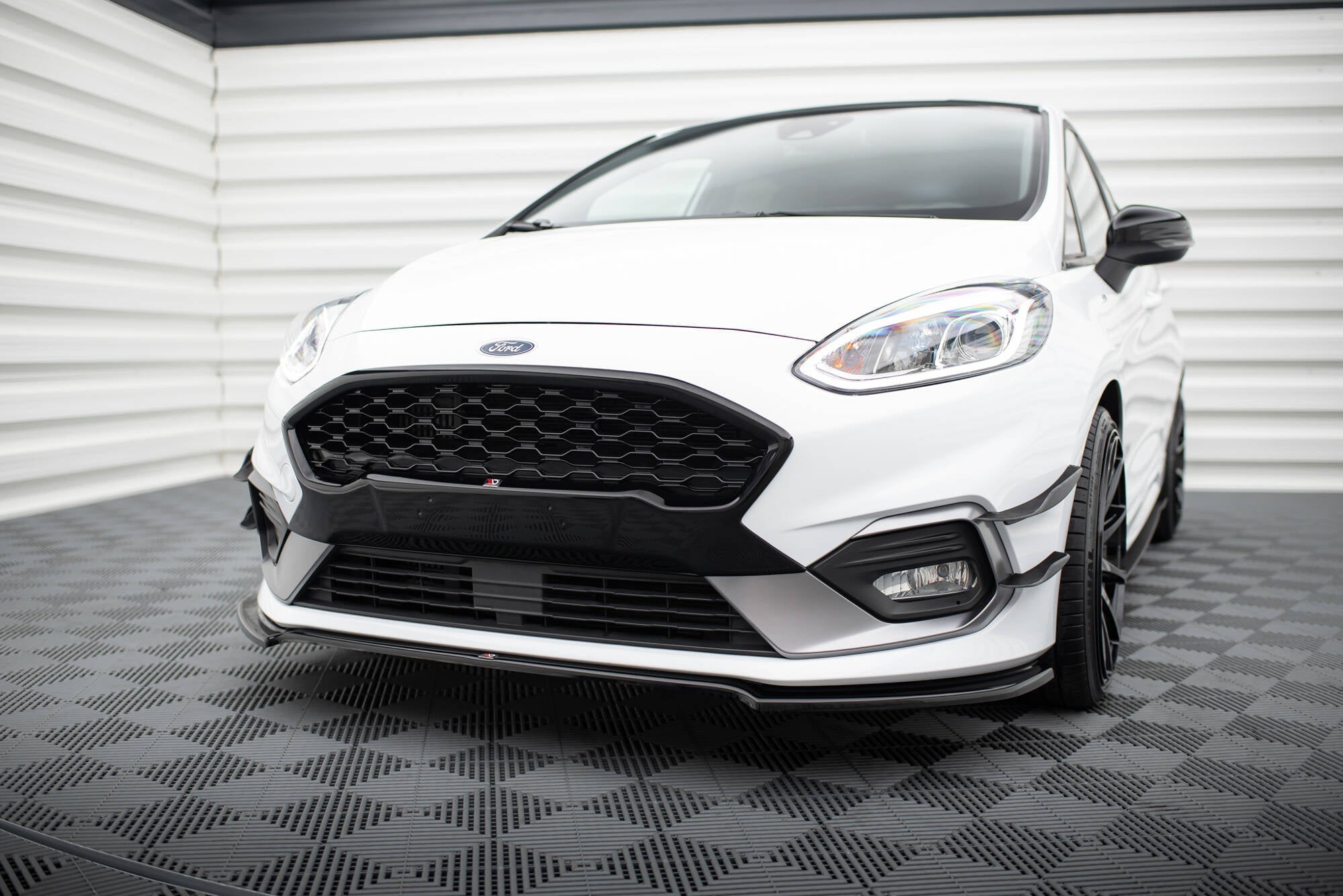 Maxton Design Splitter delantero V.1 para Ford Fiesta Mk8 ST / ST-Line - imagen 1