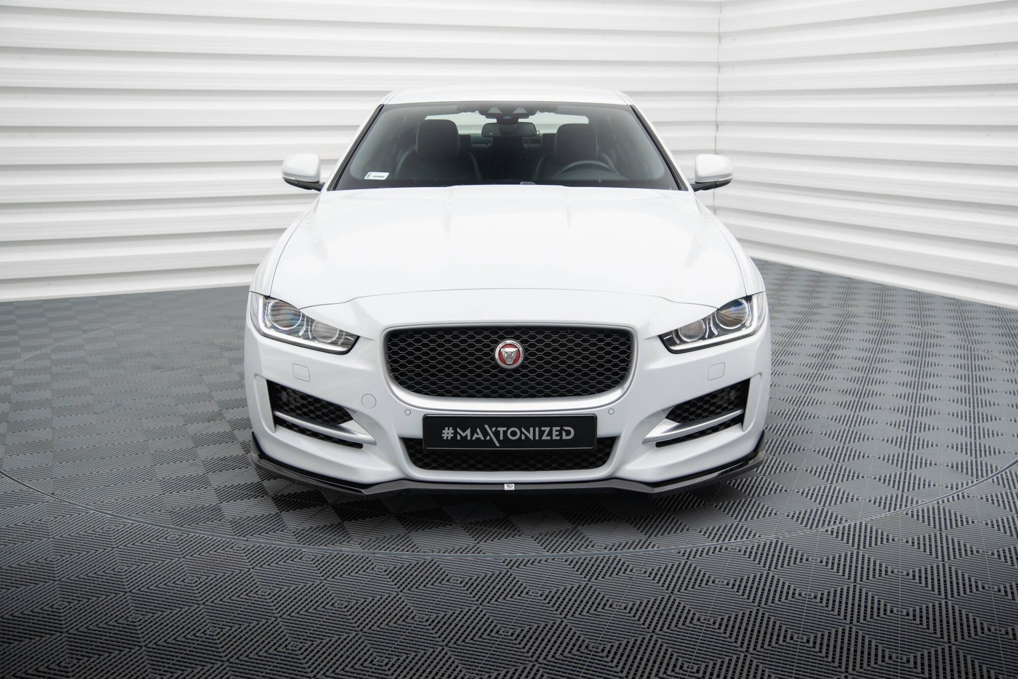 Maxton Design Splitter delantero V.1 para Jaguar XE R-Sport X760 - imagen 2
