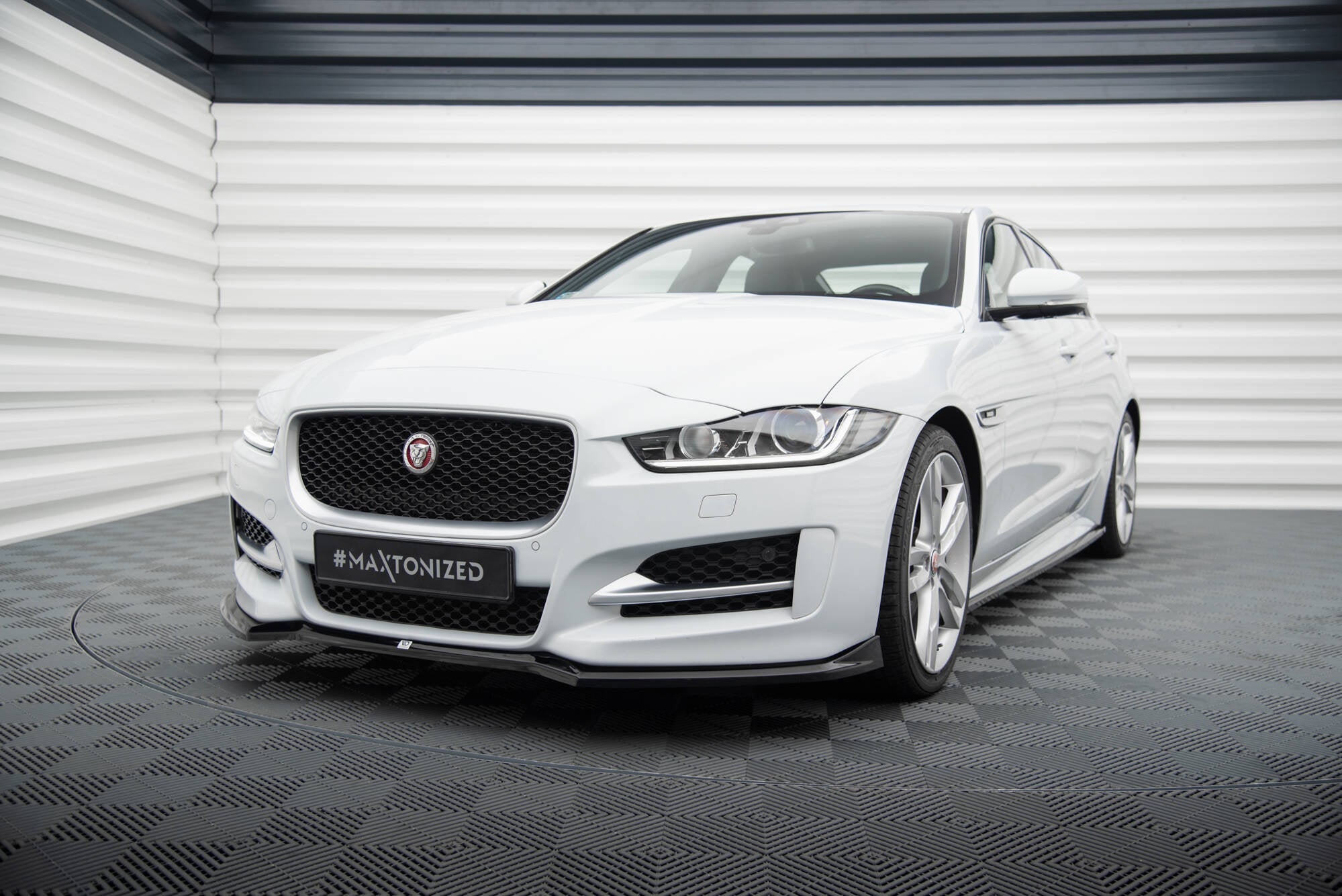 Maxton Design Splitter delantero V.1 para Jaguar XE R-Sport X760 - imagen 1