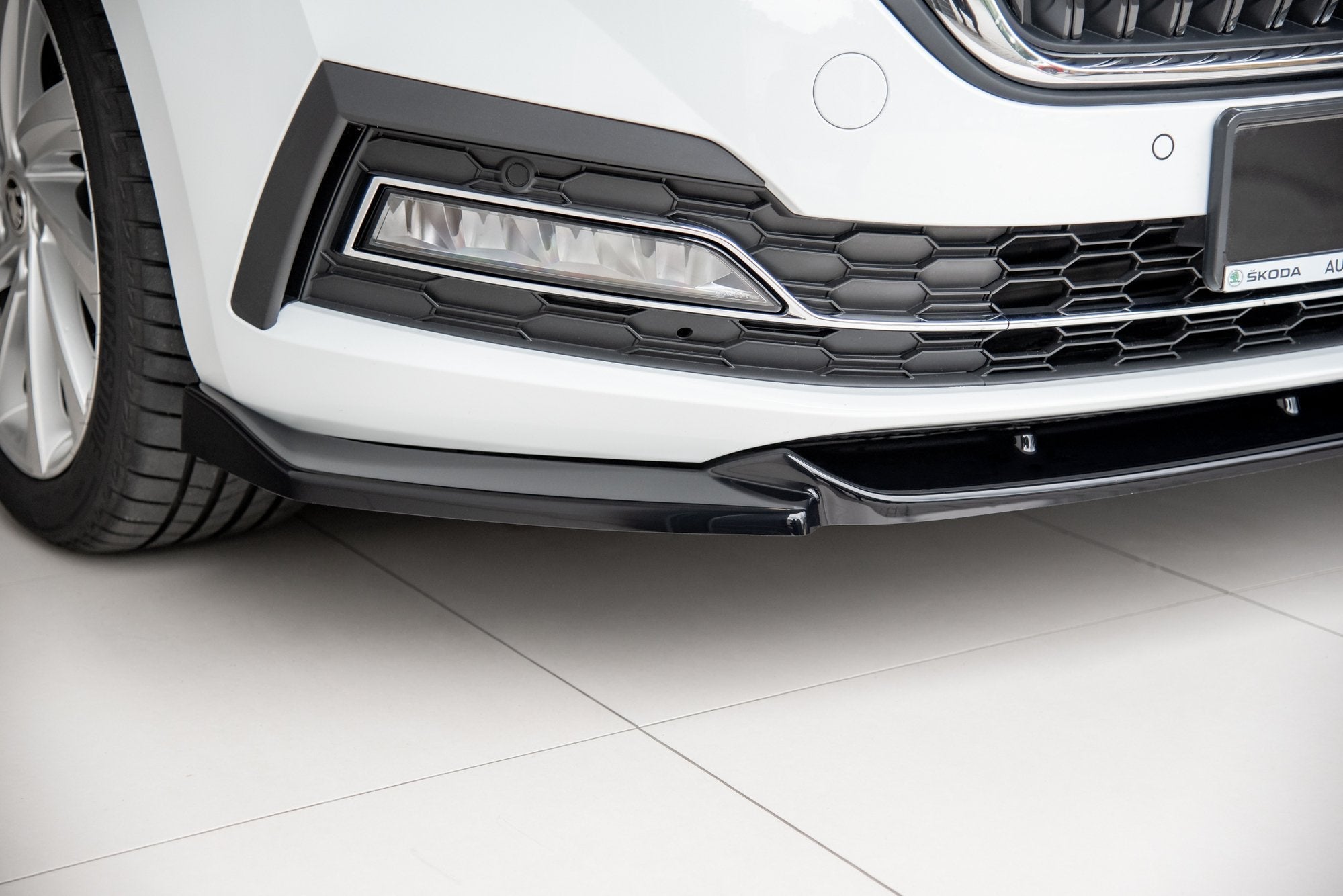 Maxton Design Splitter delantero V.1 para Skoda Octavia Mk4 - imagen 4