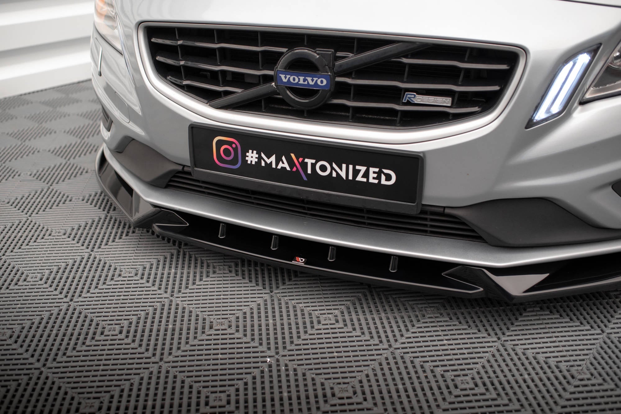 Maxton Design Splitter delantero V.1 para Volvo S60 R-Design Mk2 - imagen 3