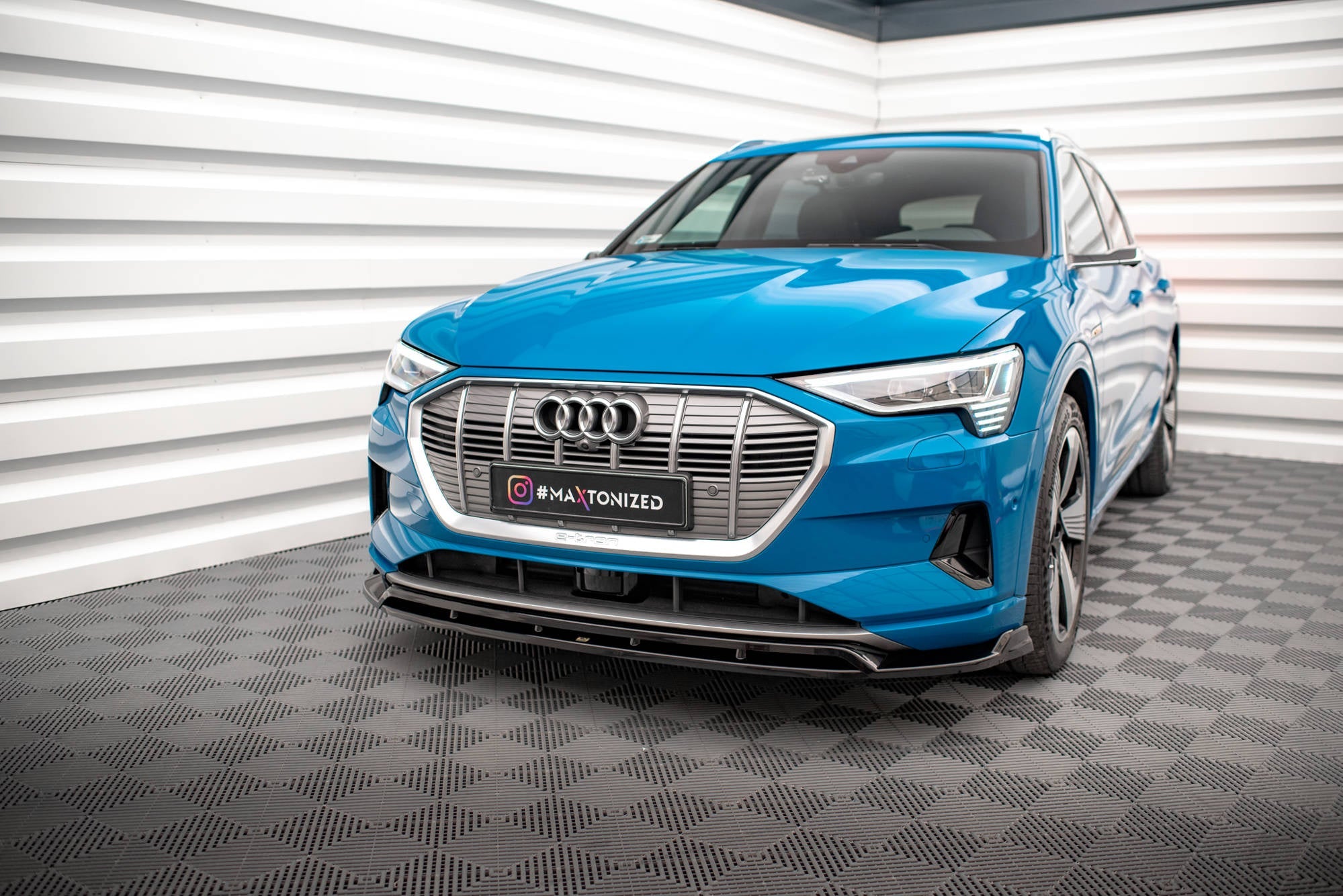 Maxton Design Splitter delantero V.2 para Audi e-tron - imagen 1