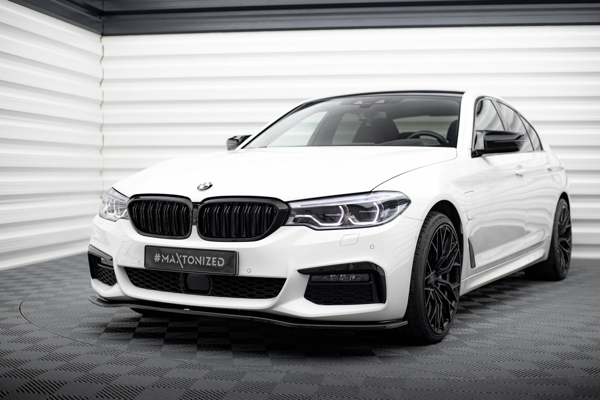 Maxton Design Splitter delantero V.2 para BMW 5 M-Pack / M550d / M550i G30/ G31 M-Pack - imagen 1