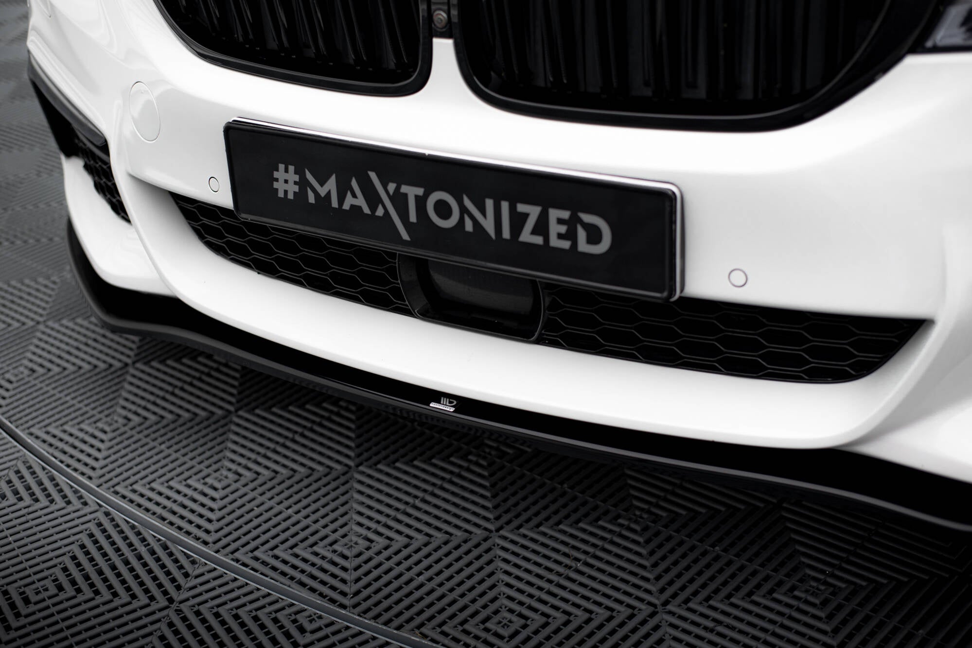 Maxton Design Splitter delantero V.2 para BMW 5 M-Pack / M550d / M550i G30/ G31 M-Pack - imagen 3