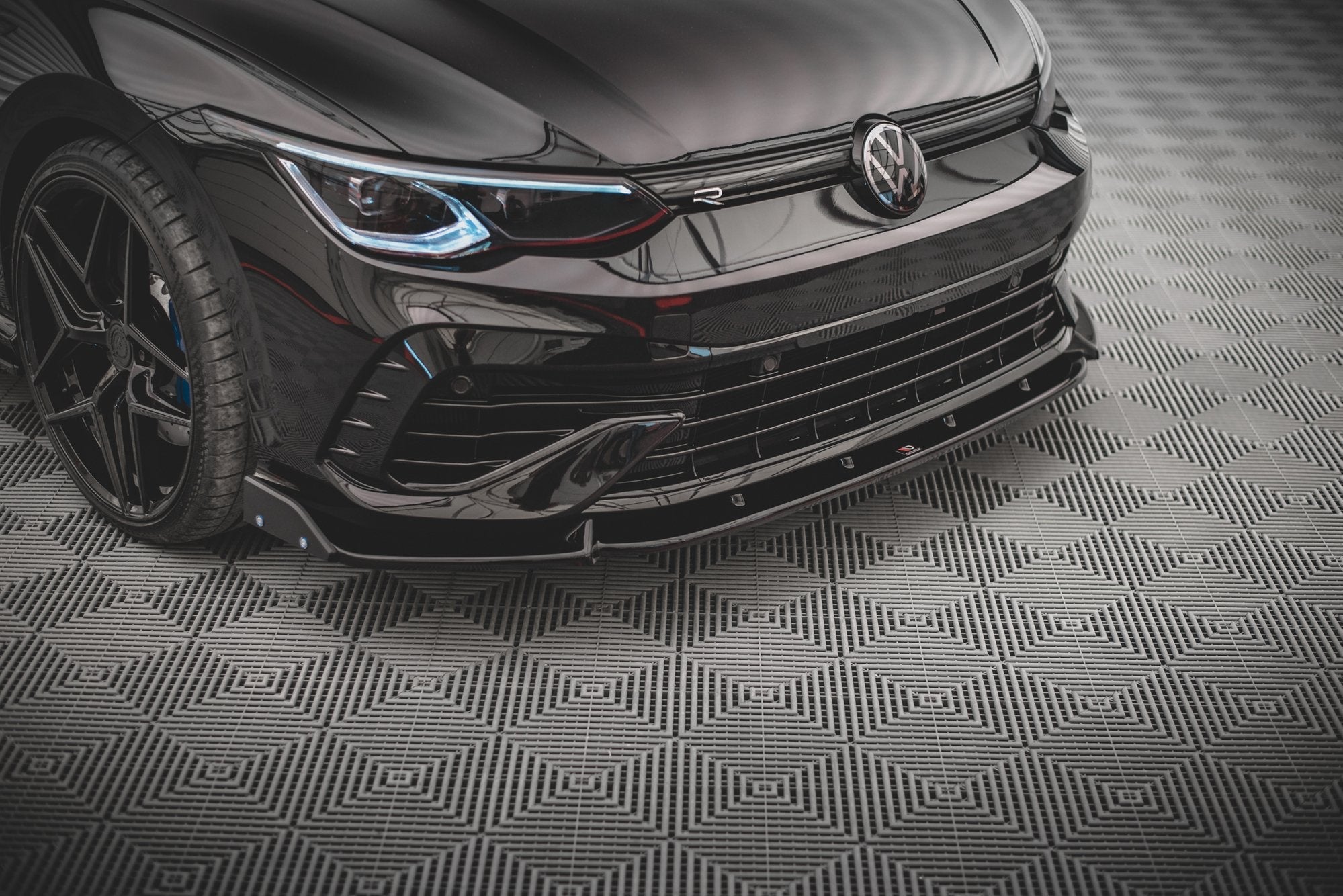 Maxton Design Splitter delantero V.2 + Flaps para Volkswagen Golf R Hatchback / Variant Mk8 - imagen 1