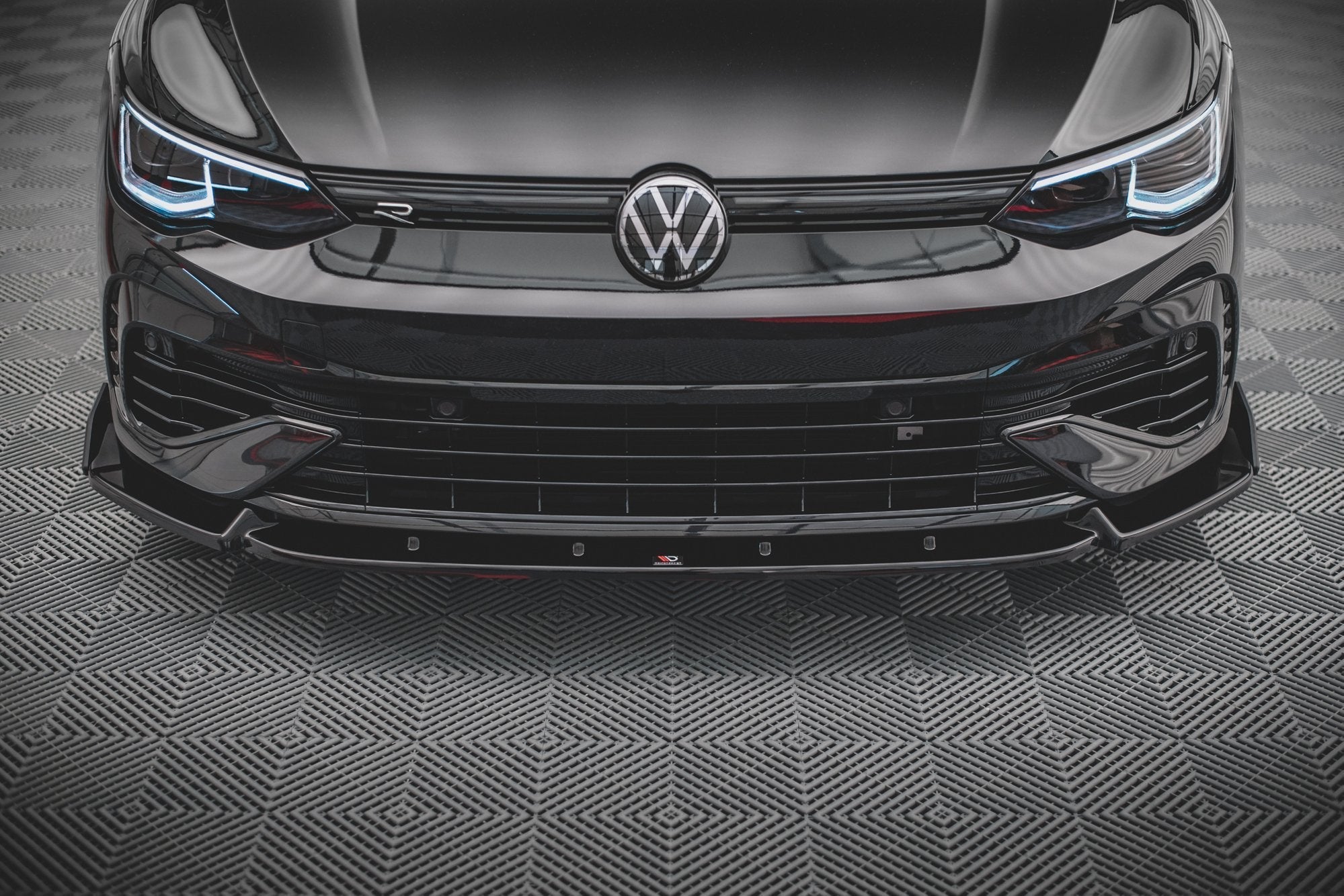 Maxton Design Splitter delantero V.2 + Flaps para Volkswagen Golf R Hatchback / Variant Mk8 - imagen 2