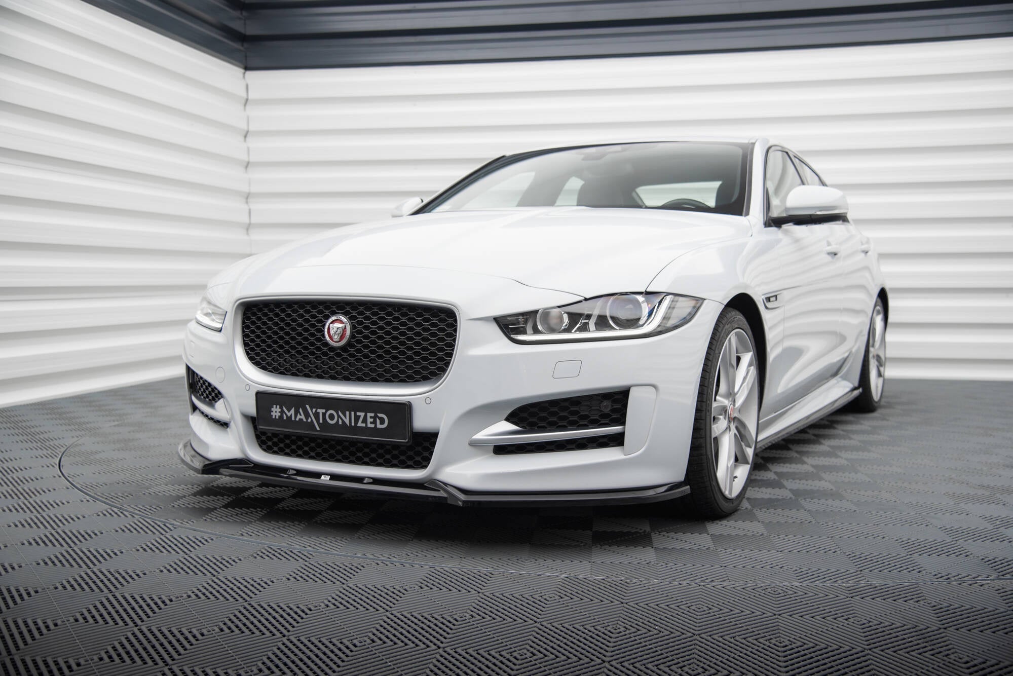 Maxton Design Splitter delantero V.2 para Jaguar XE R-Sport X760 - imagen 1