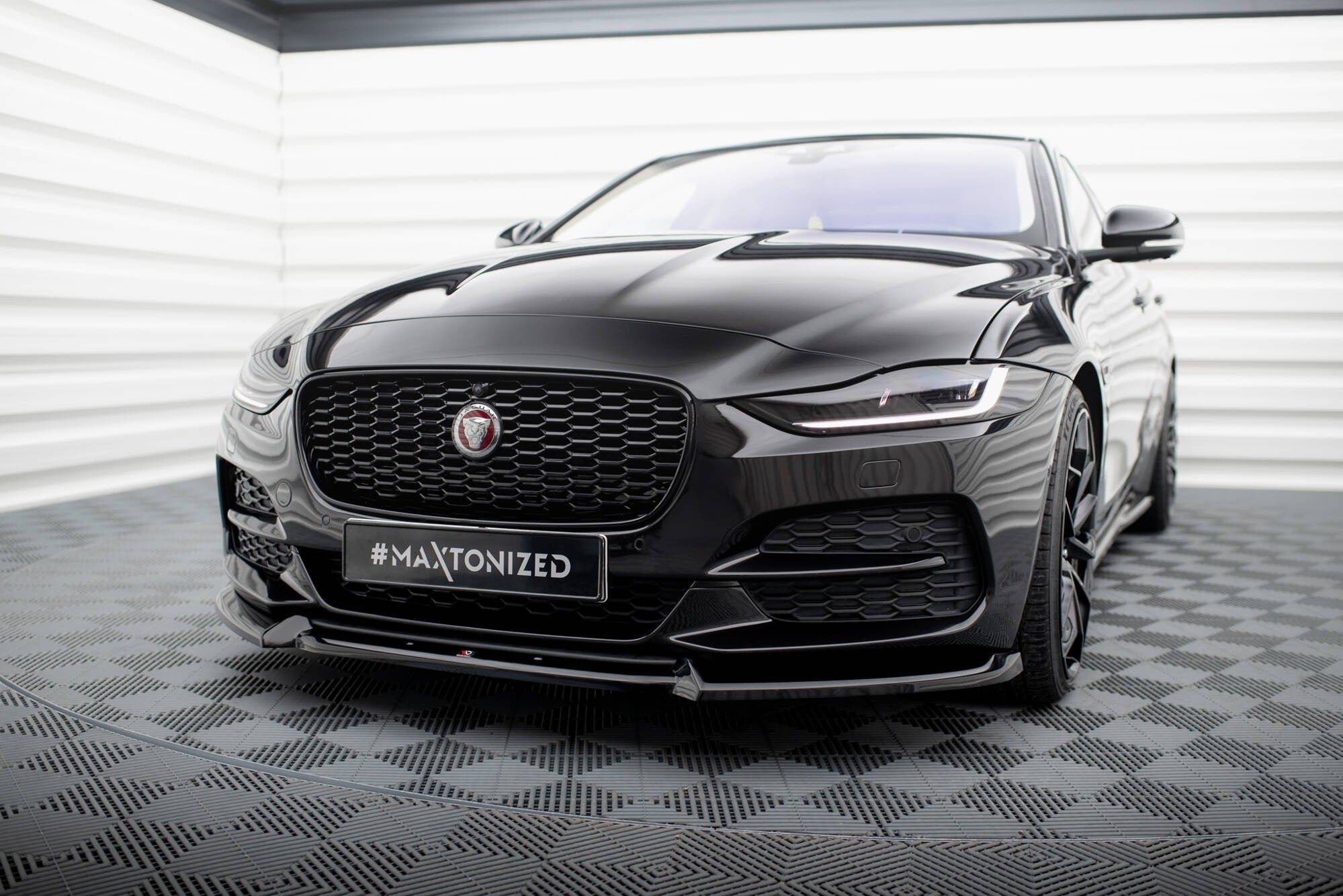 Maxton Design Splitter delantero V.2 para Jaguar XE X760 Facelift - imagen 1