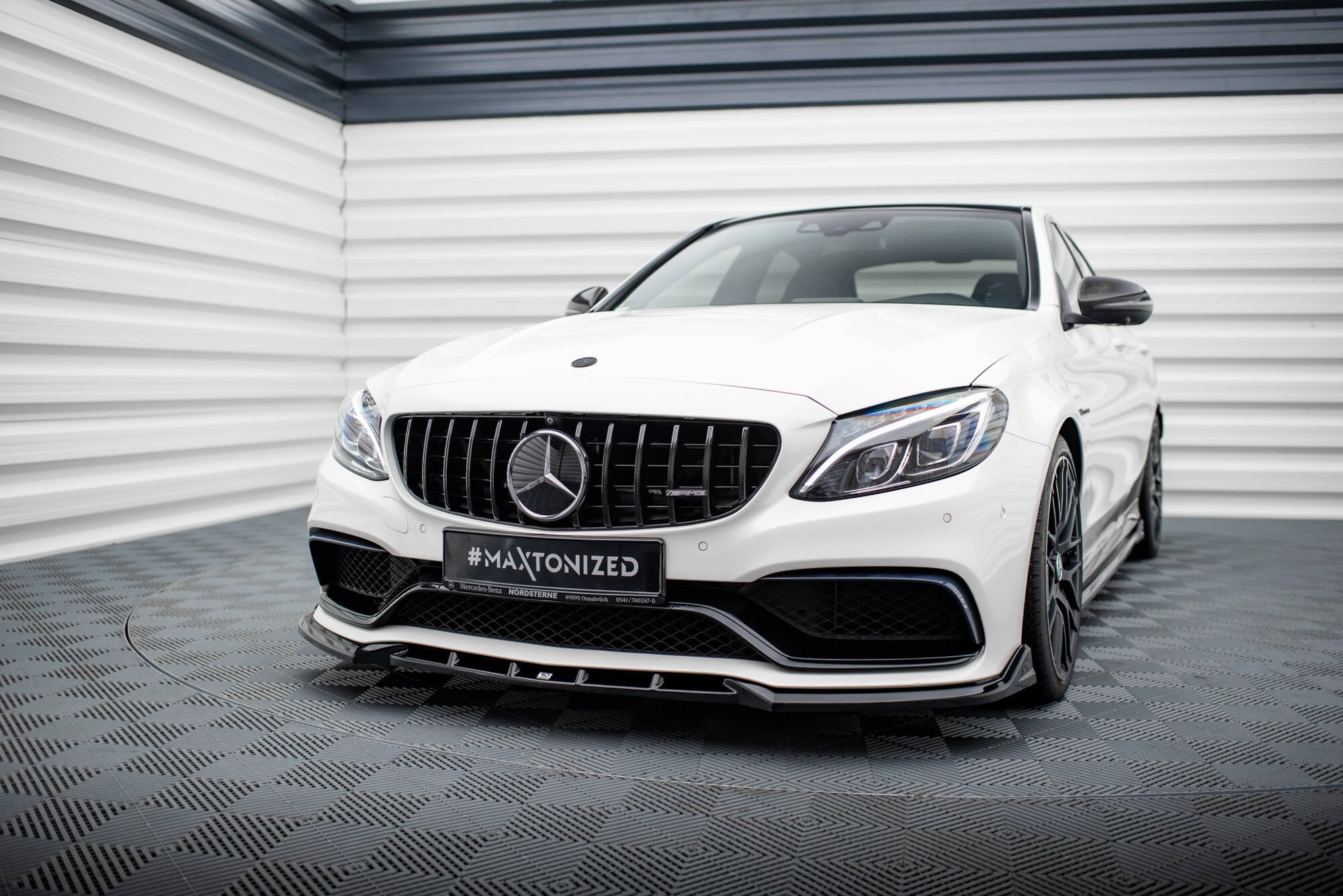 Maxton Design Splitter delantero V.2 para Mercedes-AMG C63 Sedan / Estate W205 / S205 - imagen 1