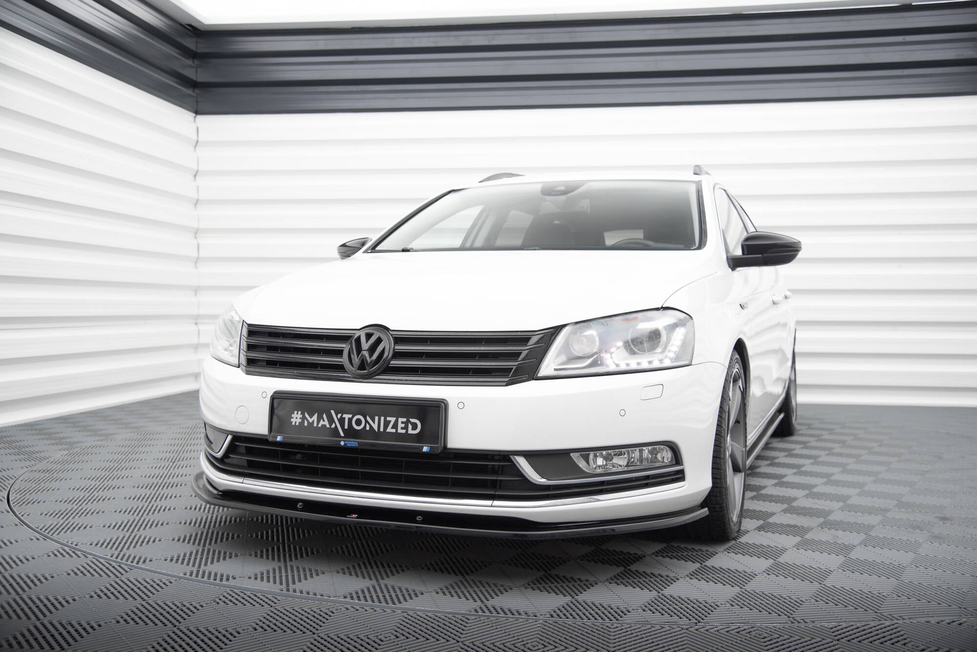 Maxton Design Splitter delantero V.2 para Volkswagen Passat B7 - imagen 1
