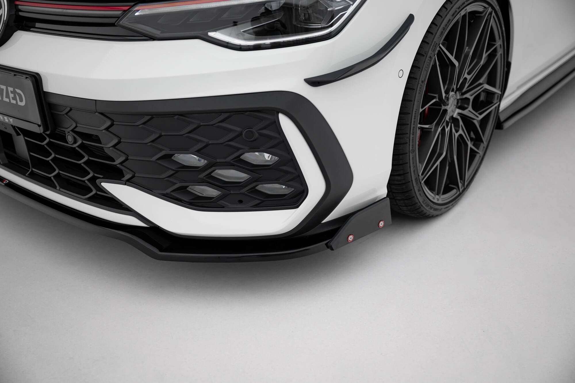 Maxton Design Splitter delantero V.3 + Flaps para Volkswagen Golf GTI / GTE / R-Line Mk8 Facelift - imagen 3