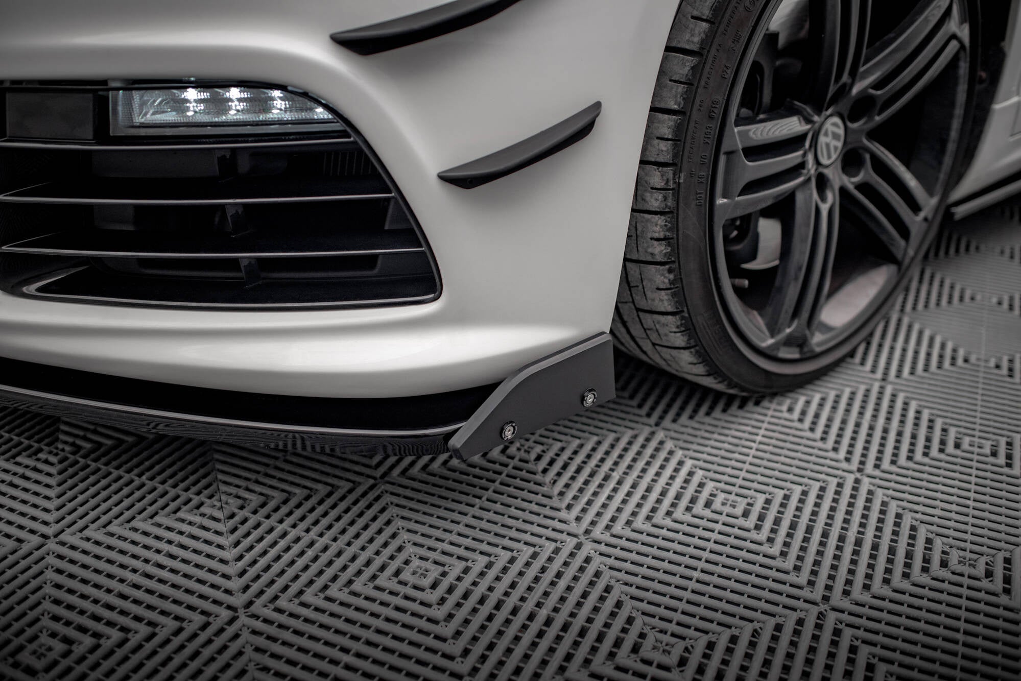 Maxton Design Splitter delantero V.3 + Flaps para Volkswagen Scirocco R Mk3 - imagen 4