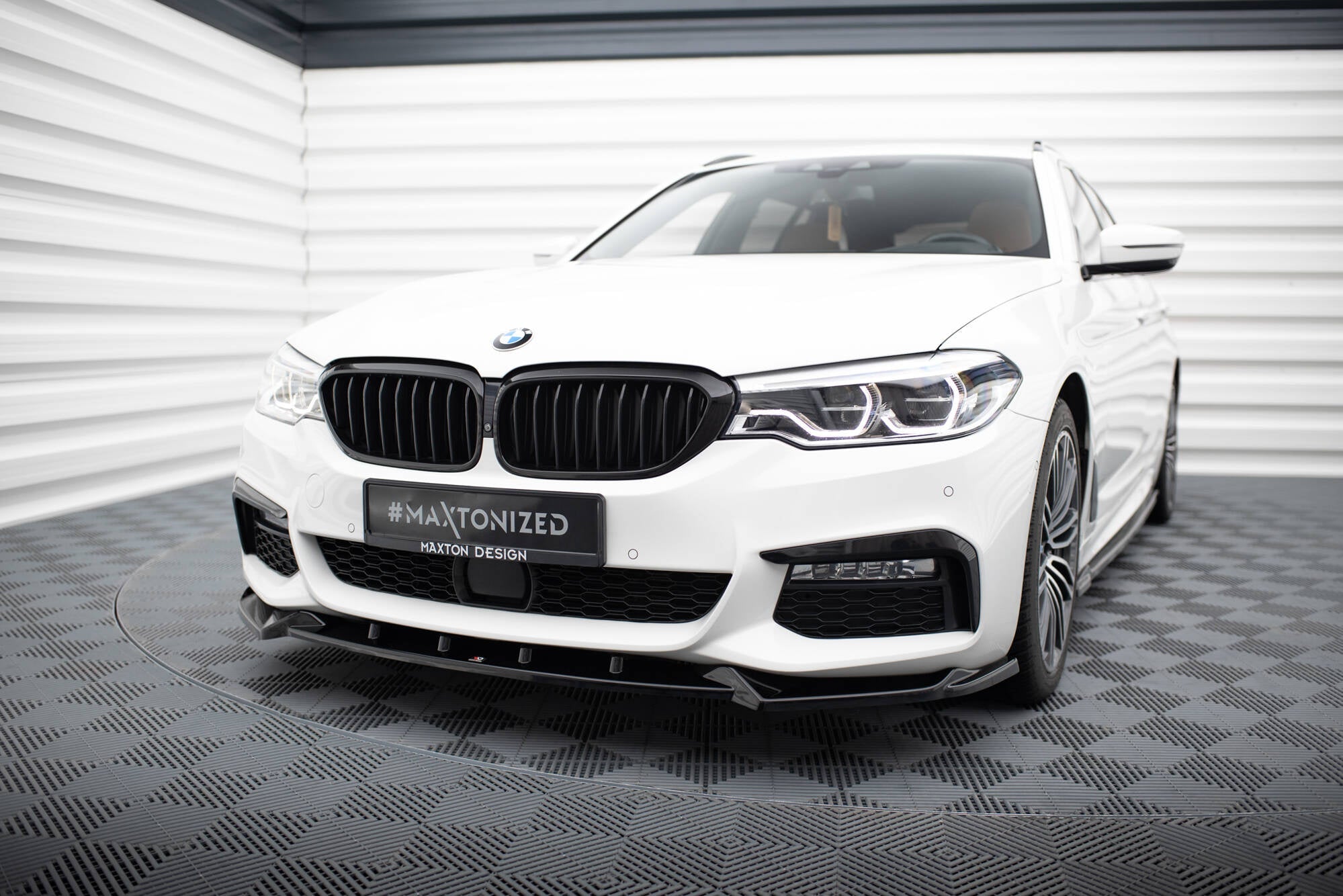 Maxton Design Splitter delantero V.4 para BMW 5 M-Pack / M550d / M550i G30/ G31 M-Pack - imagen 1