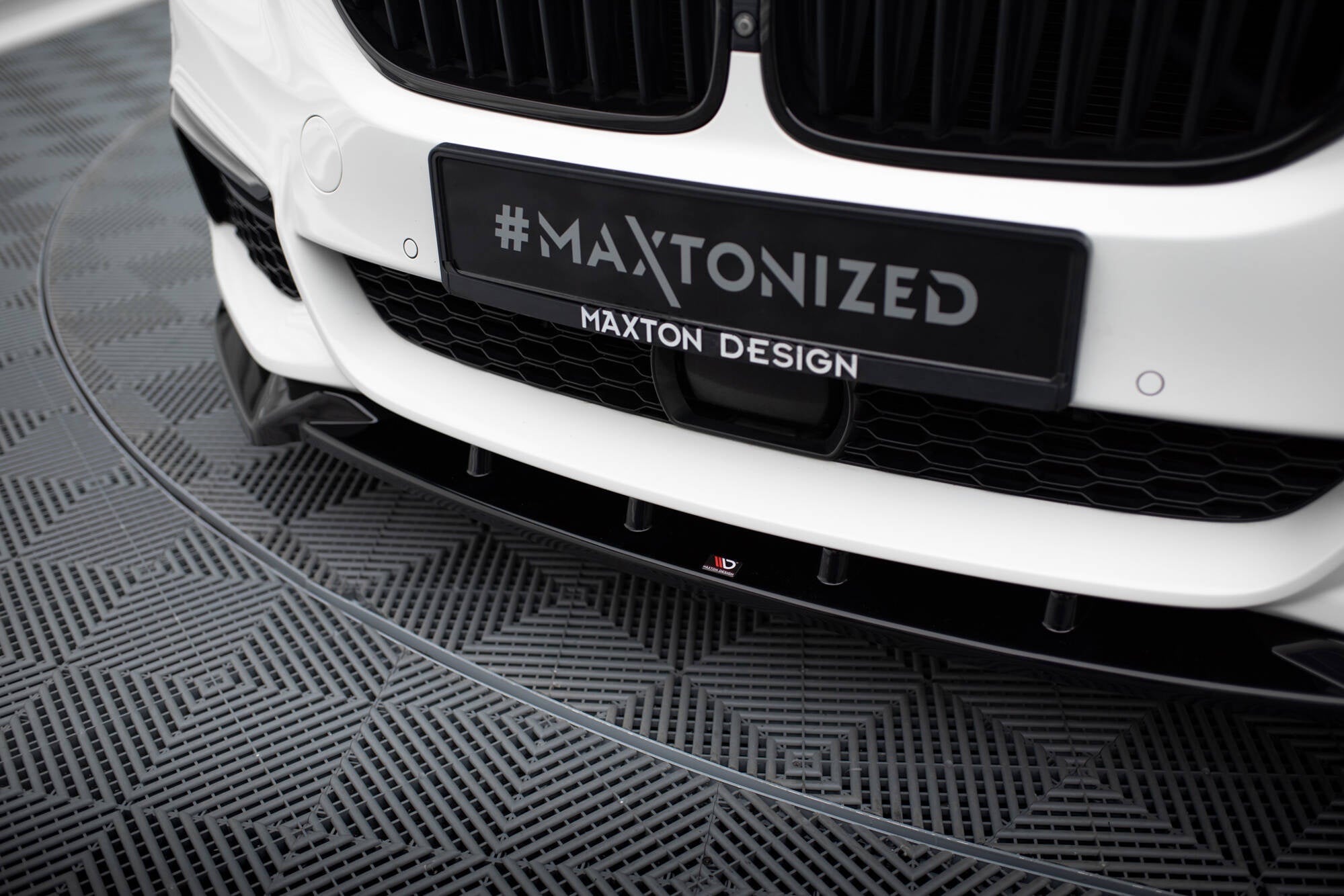 Maxton Design Splitter delantero V.4 para BMW 5 M-Pack / M550d / M550i G30/ G31 M-Pack - imagen 3