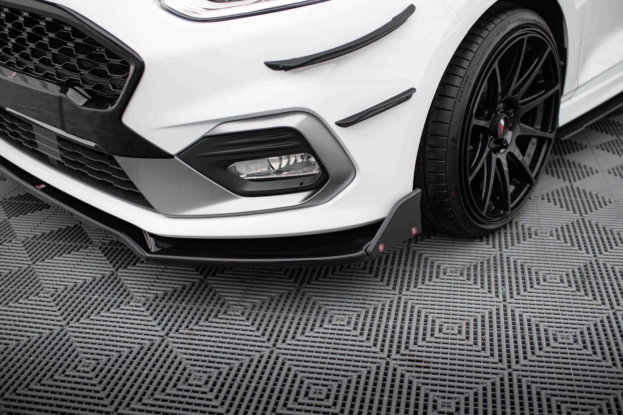 Maxton Design Splitter delantero V.4 + Flaps para Ford Fiesta ST / ST-Line - imagen 4