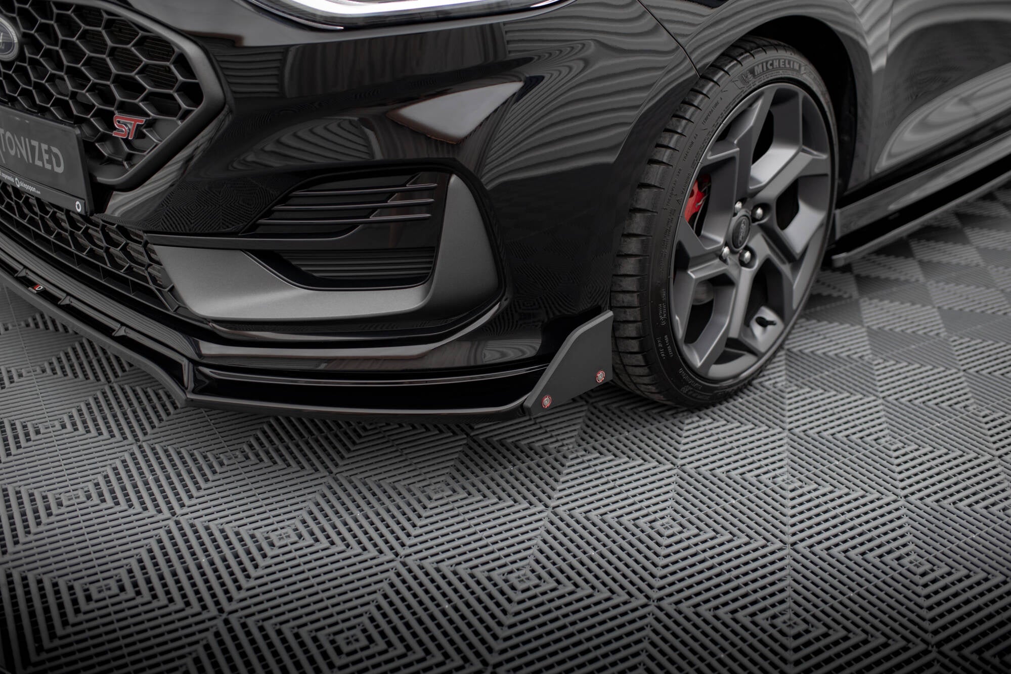 Maxton Design Splitter delantero V.4 + Flaps para Ford Fiesta ST / ST-line Mk8 Facelift - imagen 3