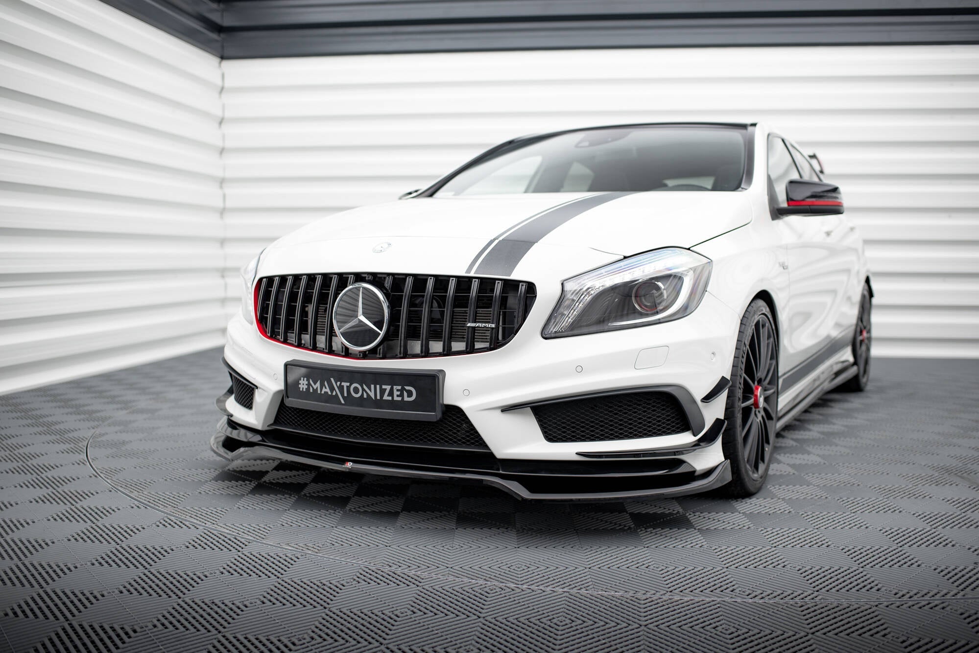 Maxton Design Splitter delantero V.4 para Mercedes-Benz A45 AMG W176 - imagen 1