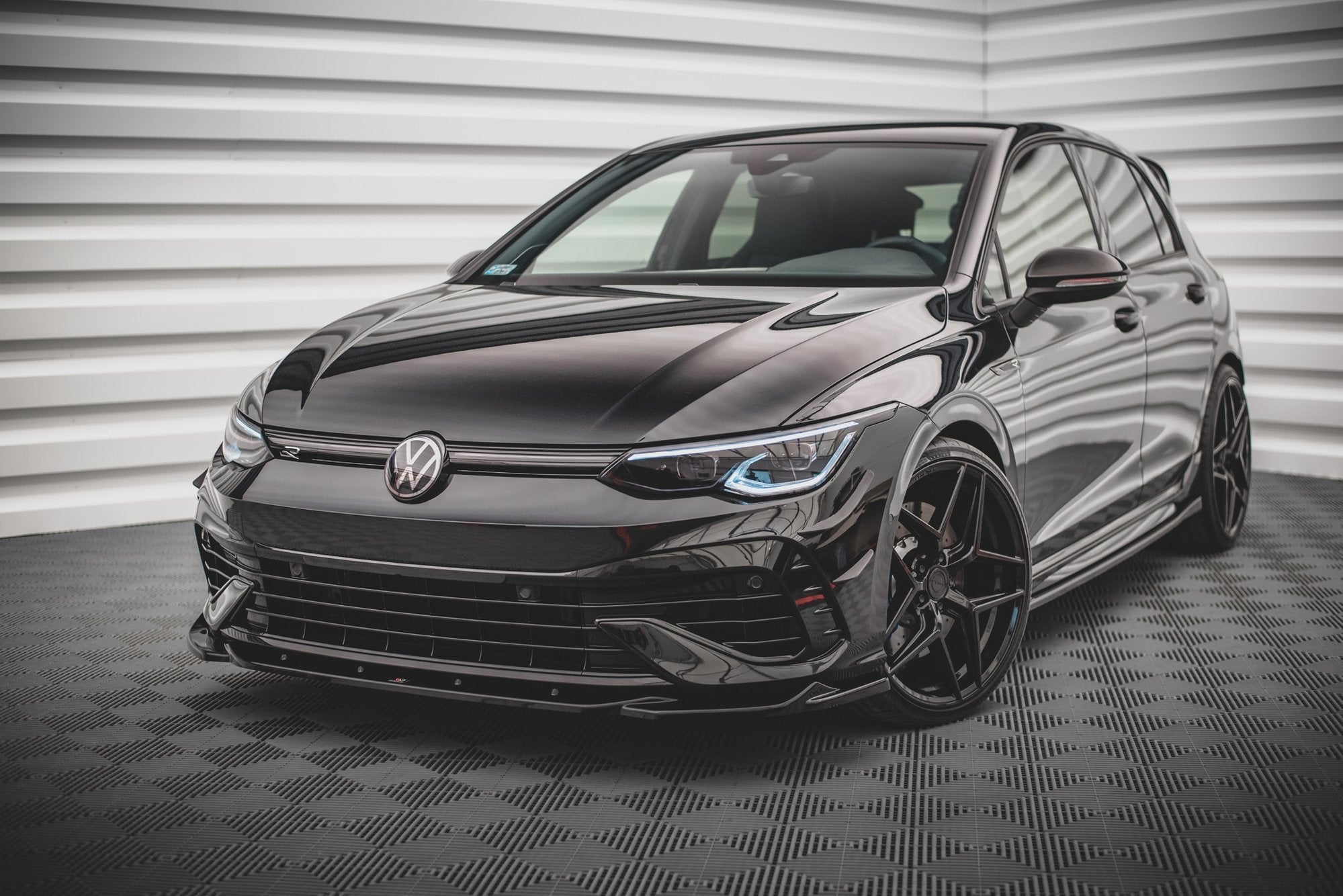 Maxton Design Splitter delantero V.4 para Volkswagen Golf R Hatchback / Variant Mk8 - imagen 1