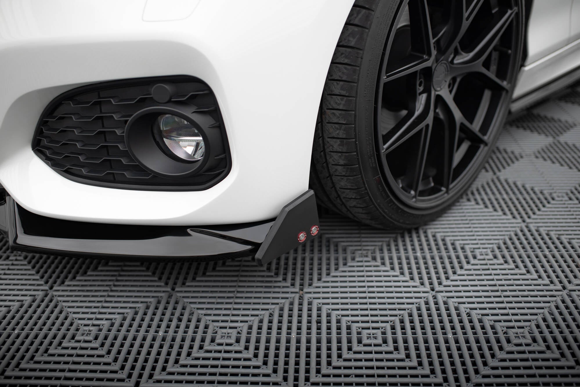 Maxton Design Splitter delantero V.5 + Flaps para BMW 1 M-Pack / M140i F20 Facelift - imagen 4
