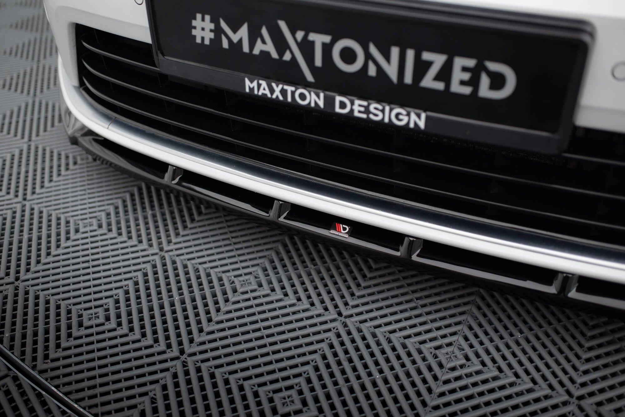 Maxton Design Splitter delantero V.5 + Flaps para Volkswagen Golf R / R-Line Mk7 - imagen 3