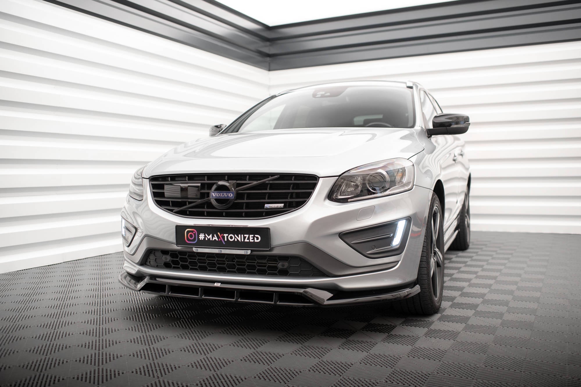 Maxton Design Splitter delantero para Volvo XC60 R-Design Mk1 Facelift - imagen 1
