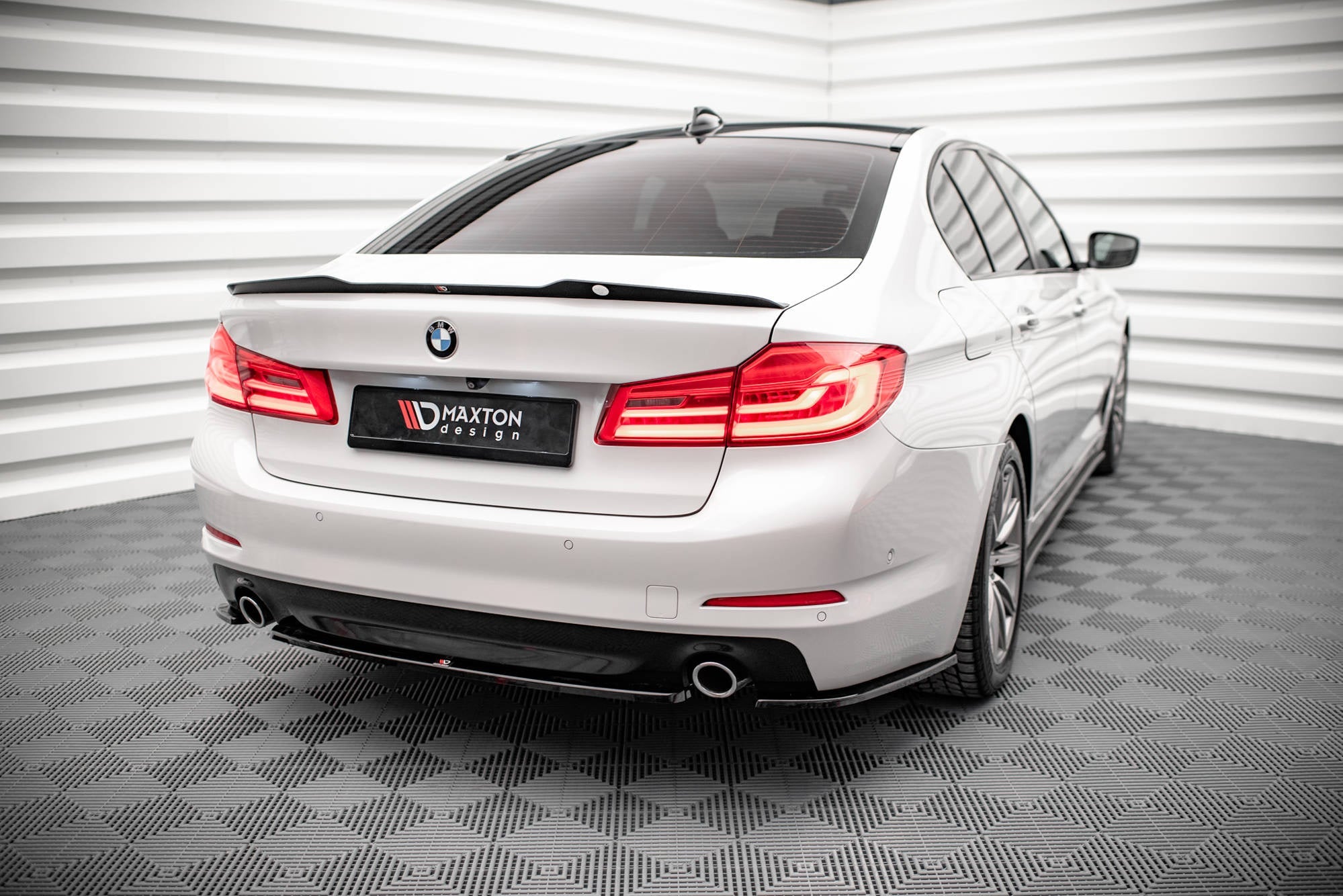 Maxton Design Splitter trasero para BMW 5 Sedan G30 - imagen 1