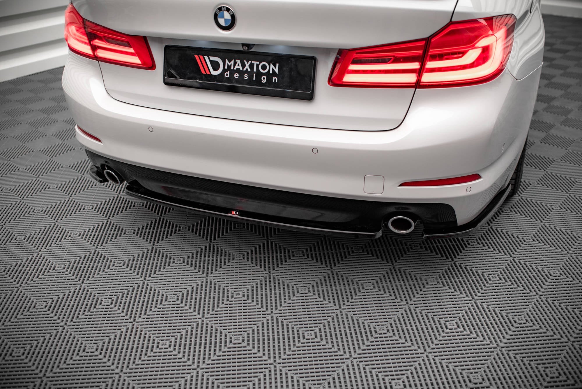 Maxton Design Splitter trasero para BMW 5 Sedan G30 - imagen 3