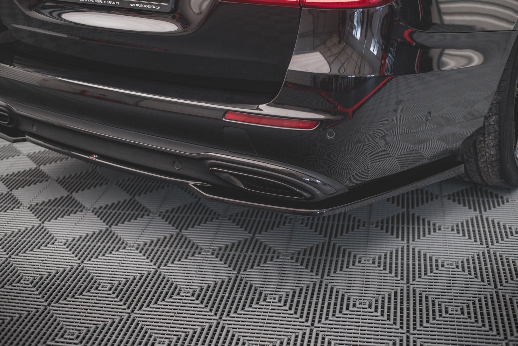Maxton Design Splitter trasero para Mercedes-Benz E W213 - imagen 2