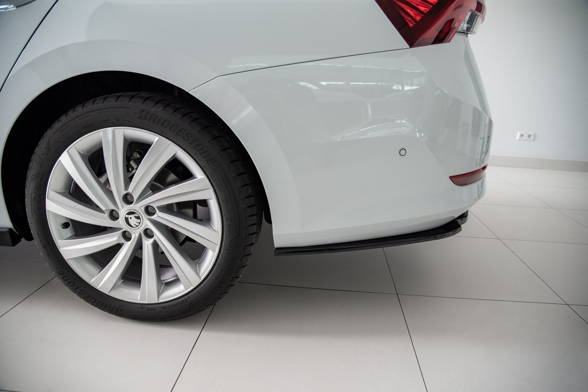 Maxton Design Splitter trasero para Skoda Octavia Mk4 - imagen 2