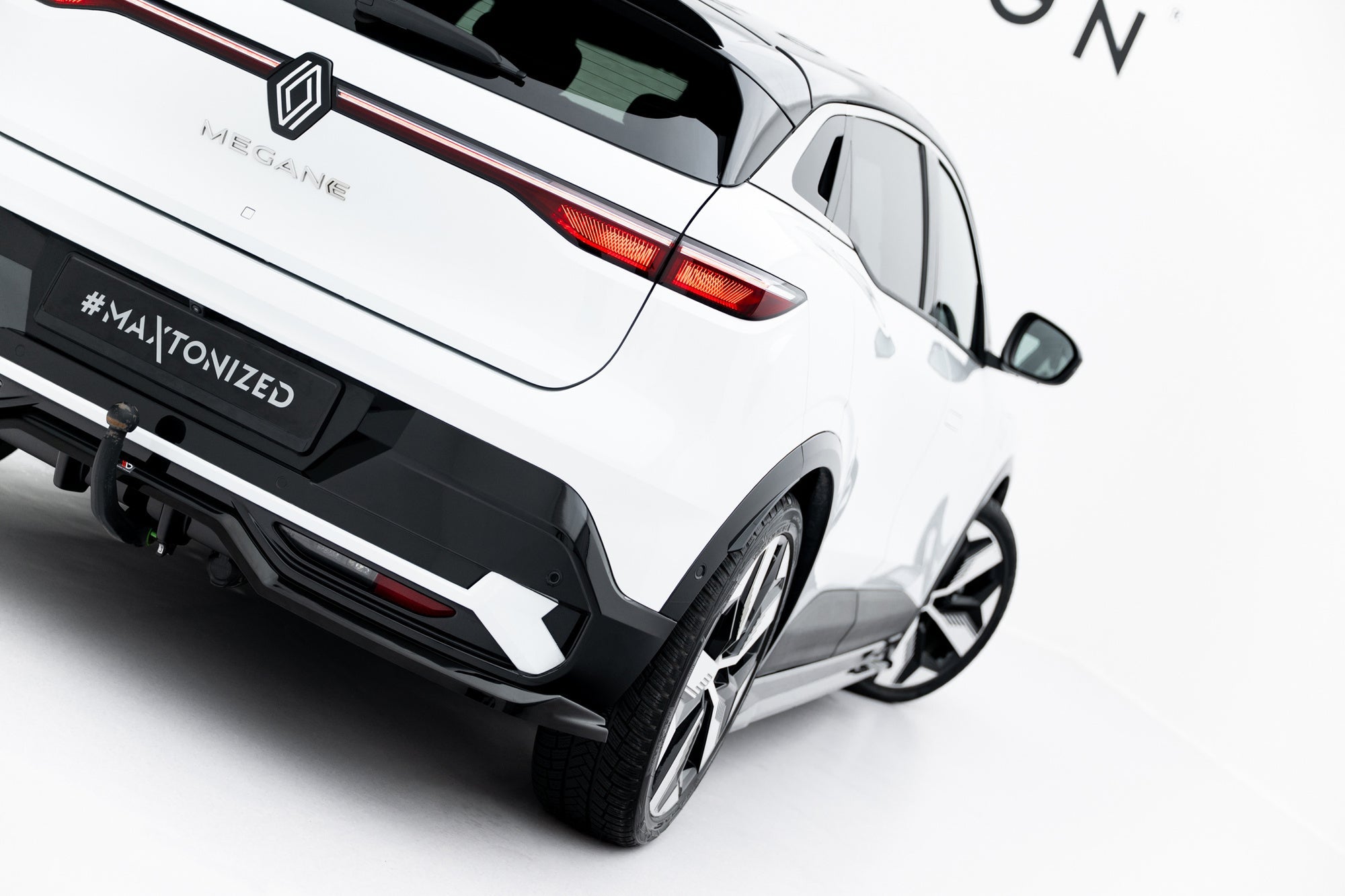 Maxton Design Splitter trasero central (With Vertical Bars) para Renault Megane E-Tech Electric Mk1 - imagen 2