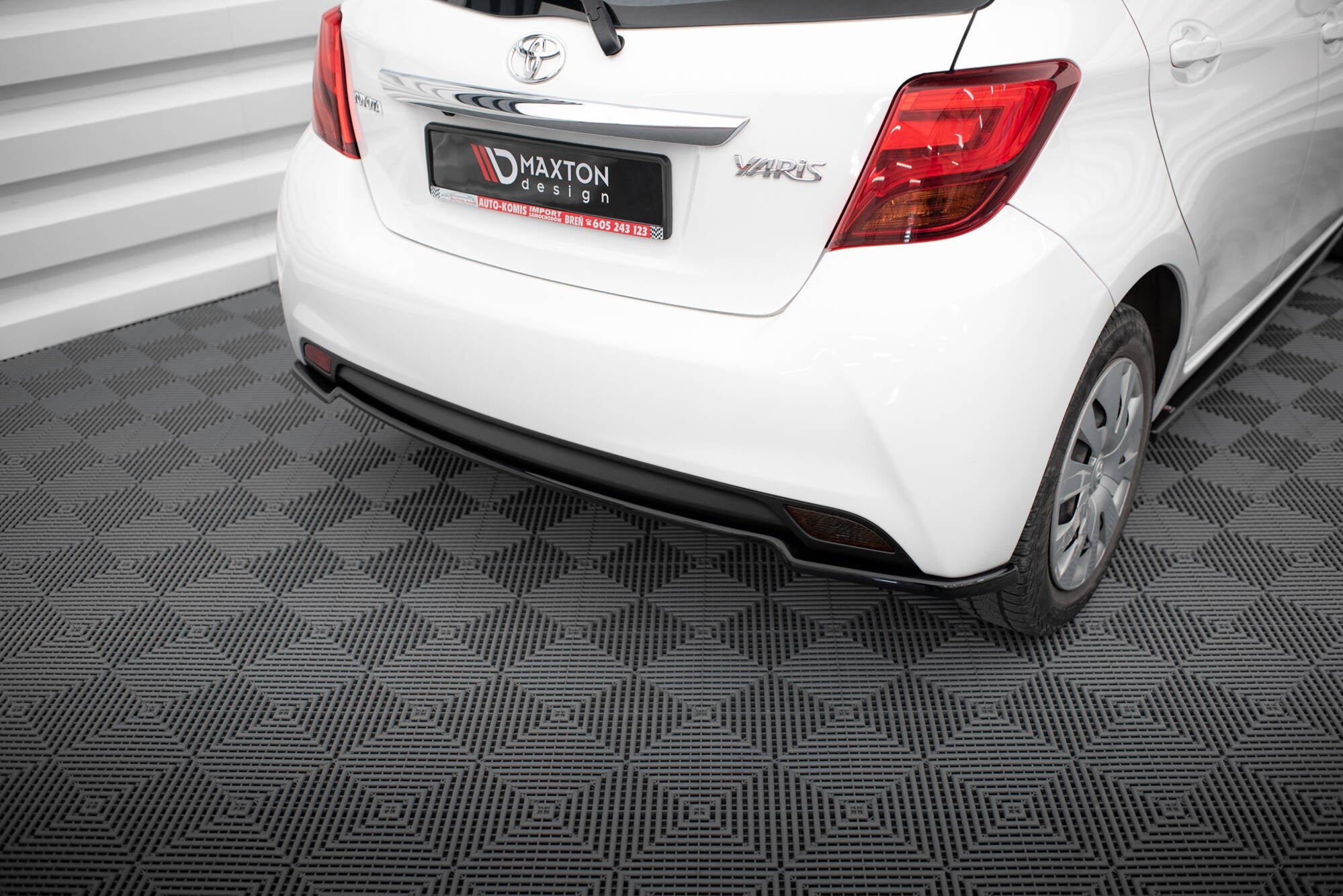 Maxton Design Splitter trasero para Toyota Yaris Mk3 Facelift - imagen 1