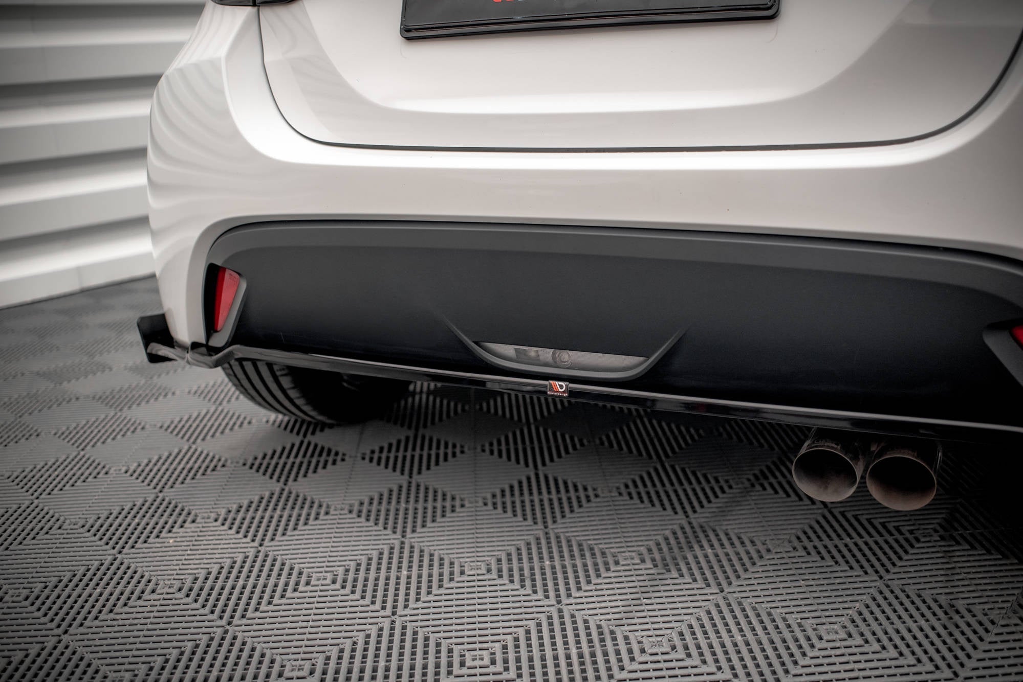 Maxton Design Splitter trasero V.1 + Flaps para Toyota Yaris Mk4 - imagen 3