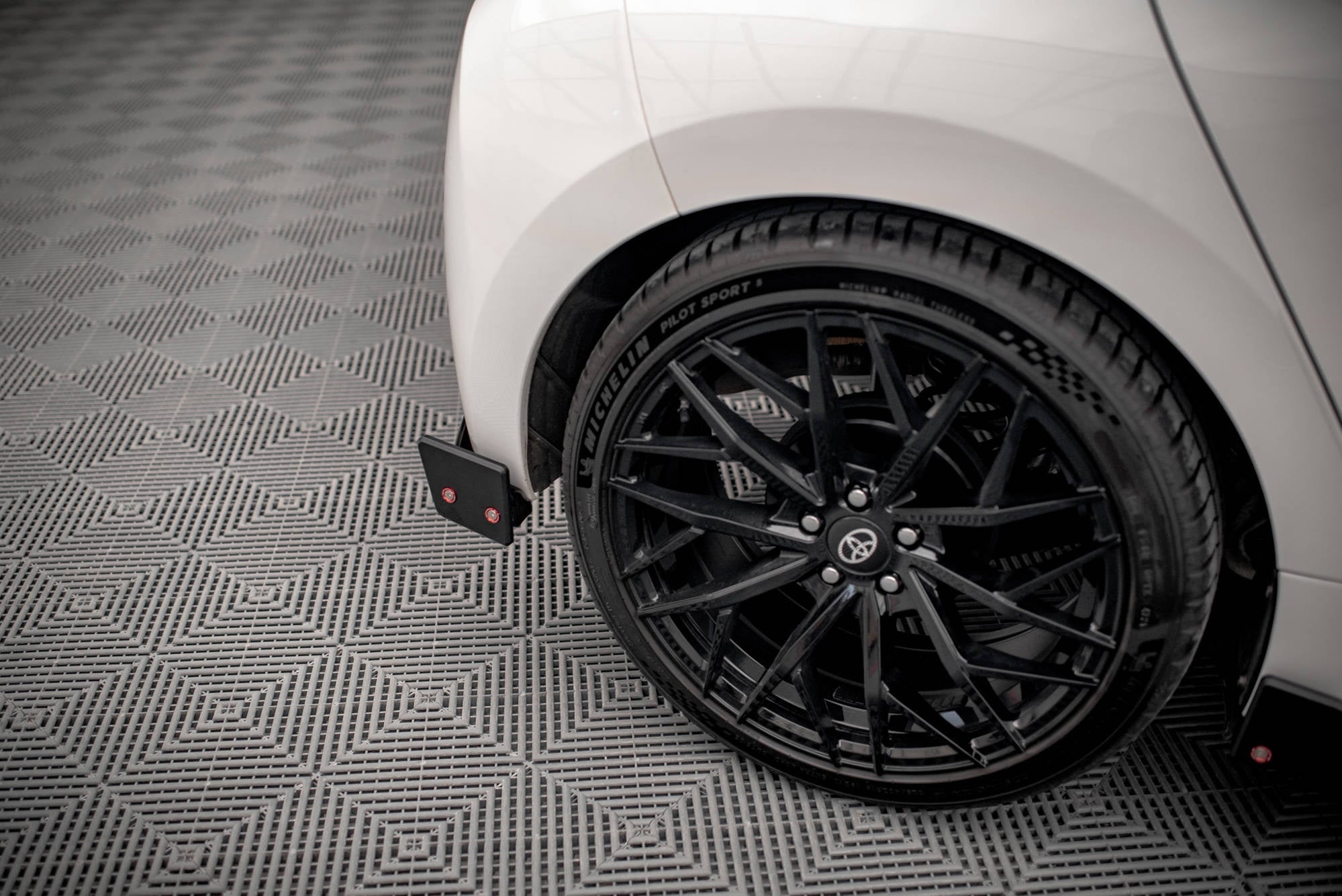 Maxton Design Splitter trasero V.1 + Flaps para Toyota Yaris Mk4 - imagen 4