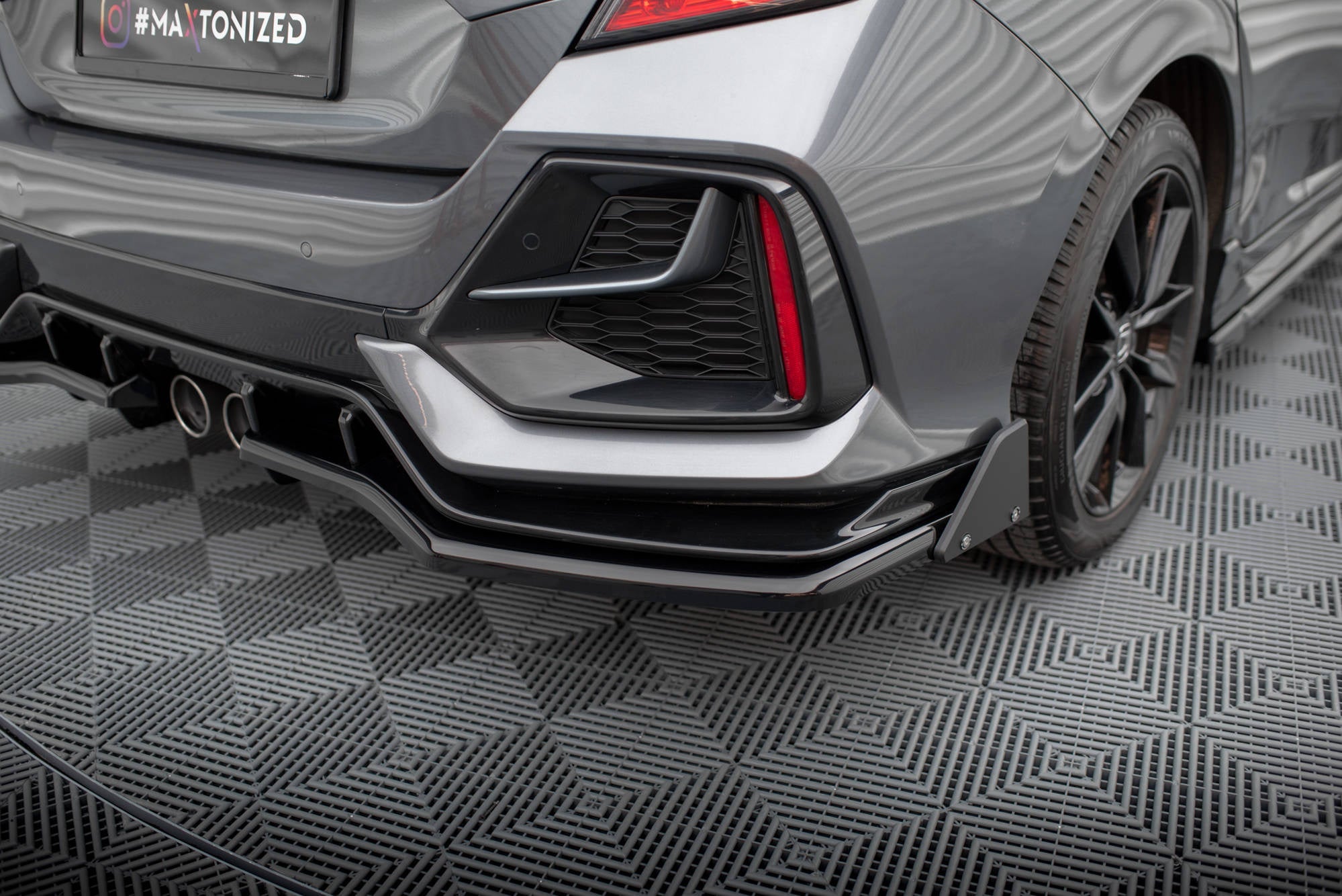 Maxton Design Splitter trasero V.1 (with vertical bars) + Flaps para Honda Civic Sport Mk 10 Facelift - imagen 2
