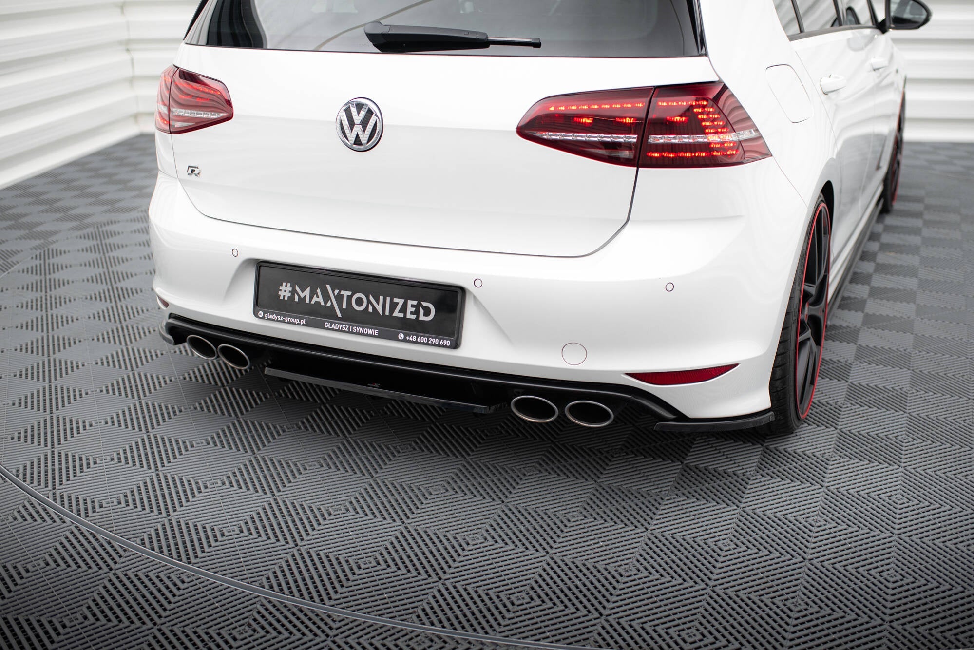 Maxton Design Splitter trasero para Volkswagen Golf Mk7 R (with vertical bars) - imagen 1