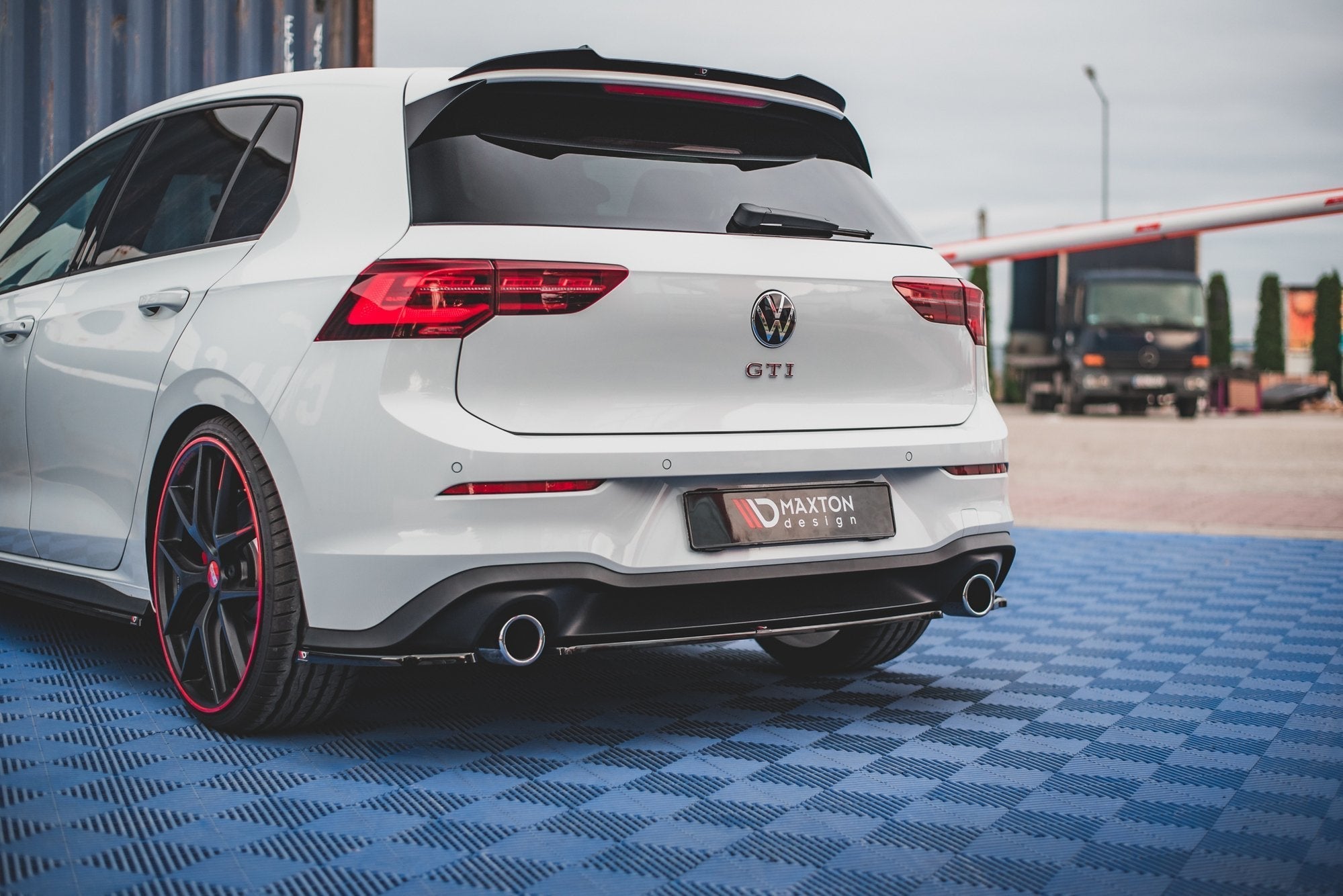 Maxton Design Splitter trasero para Volkswagen Golf GTI Mk8 - imagen 9