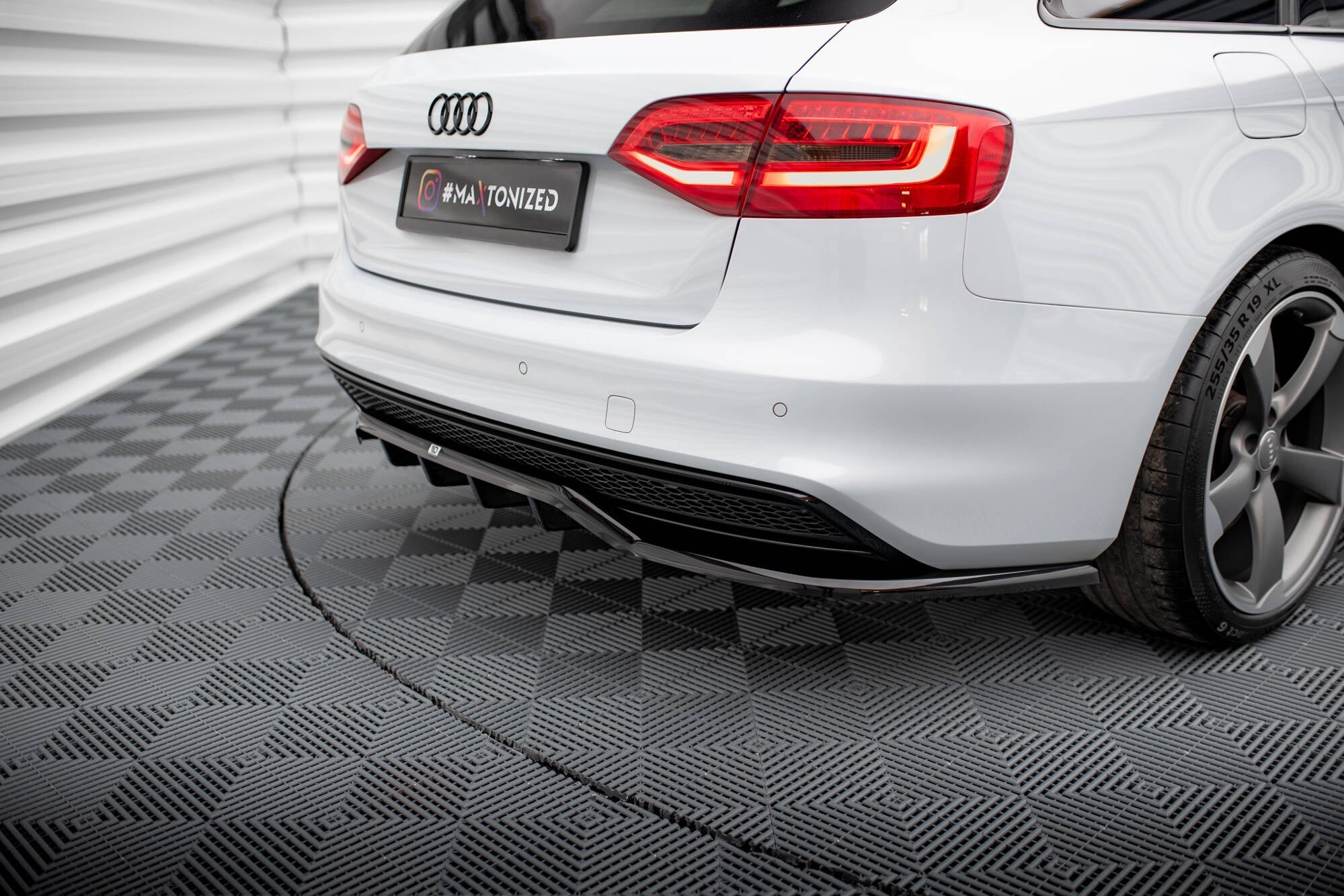 Maxton Design Splitter trasero (With Vertical Bars) para Audi A4 Competition B8 Facelift - imagen 5