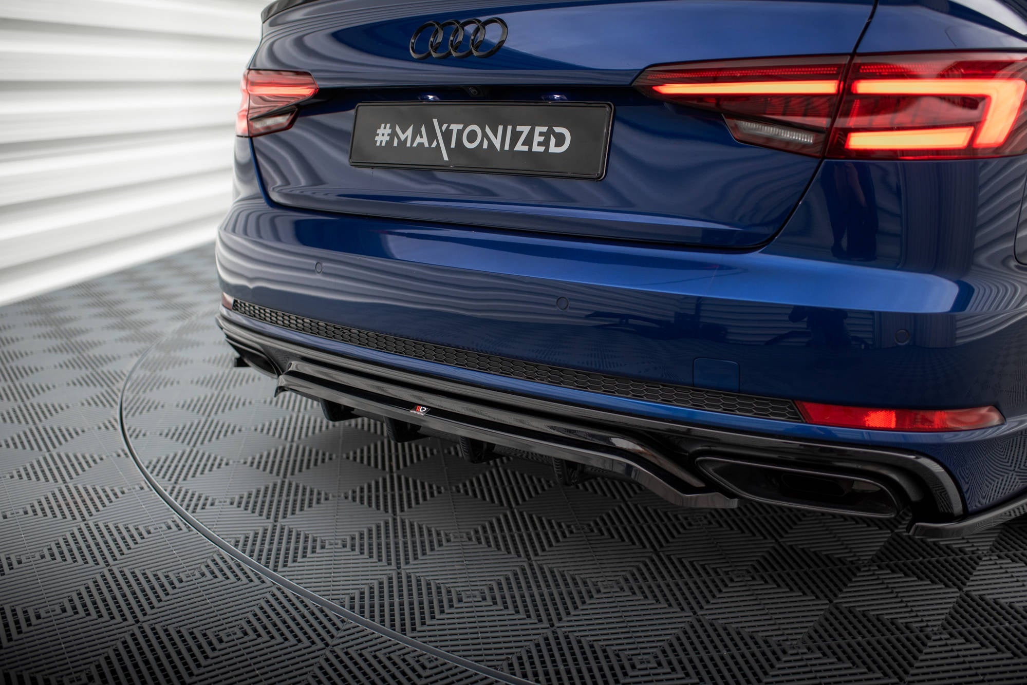 Maxton Design Splitter trasero (With Vertical Bars) para Audi A4 Competition B9 - imagen 1
