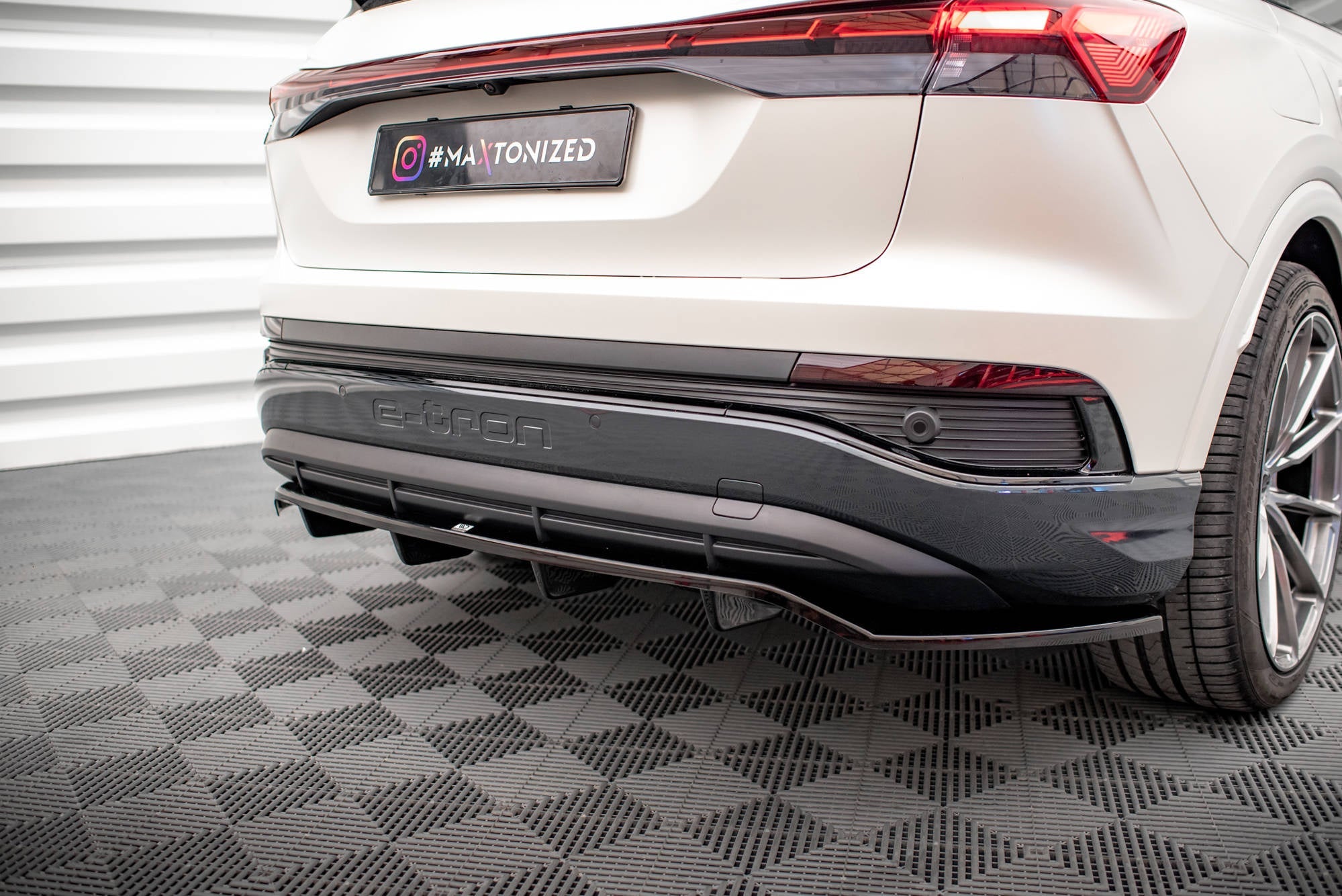 Maxton Design Splitter trasero (With Vertical Bars) para Audi Q4 e-tron Sportback S-line Mk1 - imagen 5