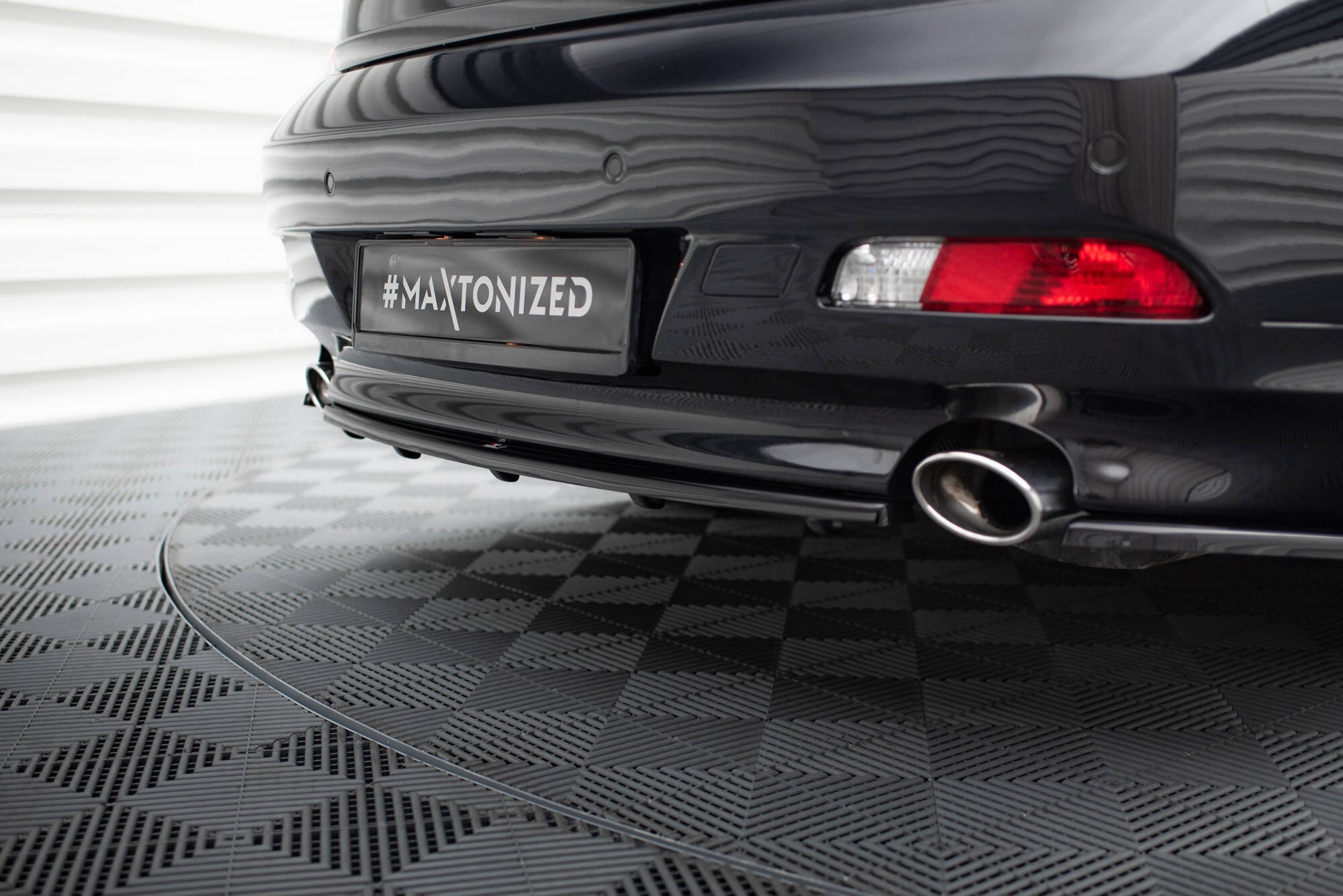 Maxton Design Splitter trasero (With Vertical Bars) para BMW 6 Coupe / Cabrio E63 / E64 - imagen 4