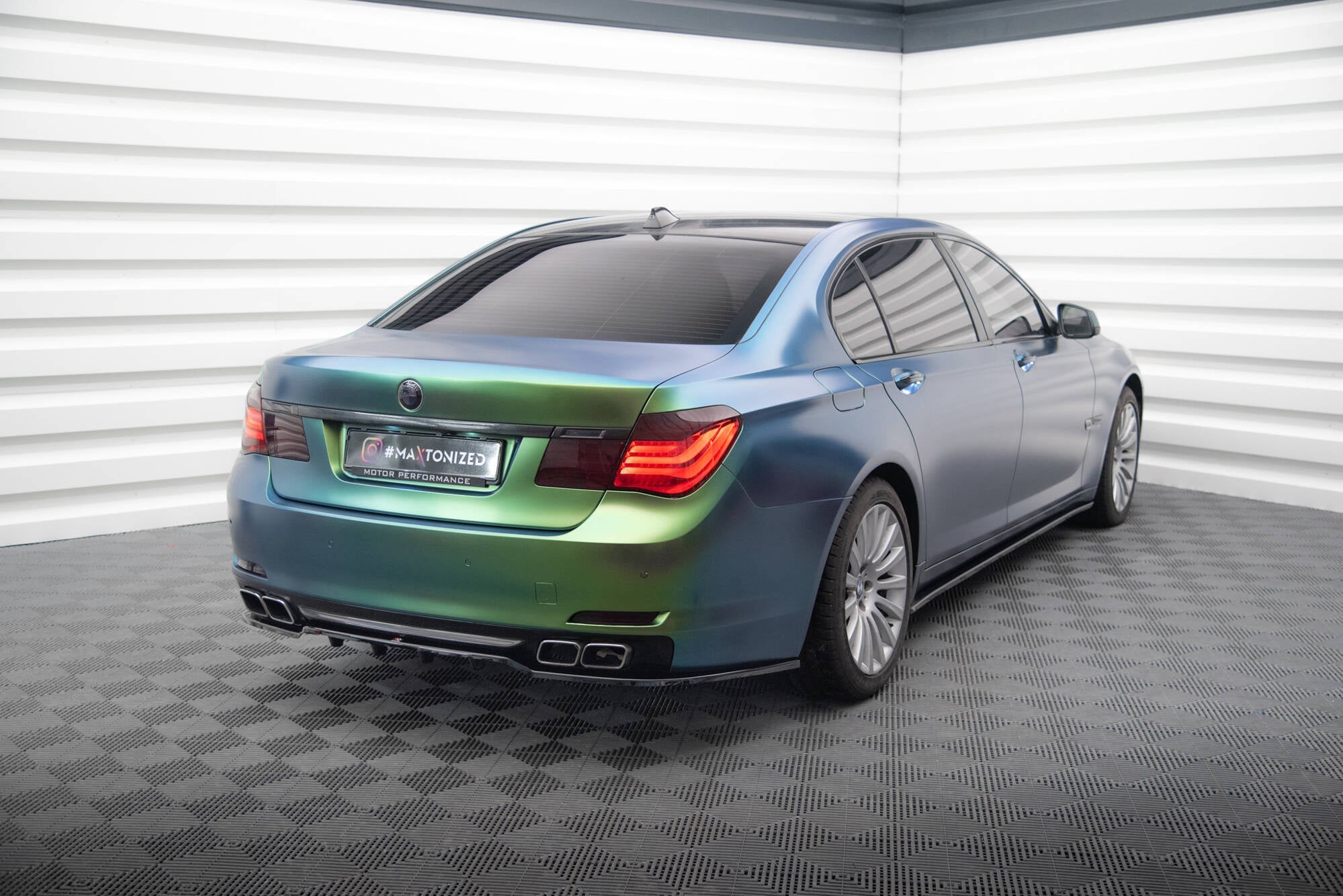 Maxton Design Splitter trasero (With Vertical Bars) para BMW 7 F01 - imagen 2