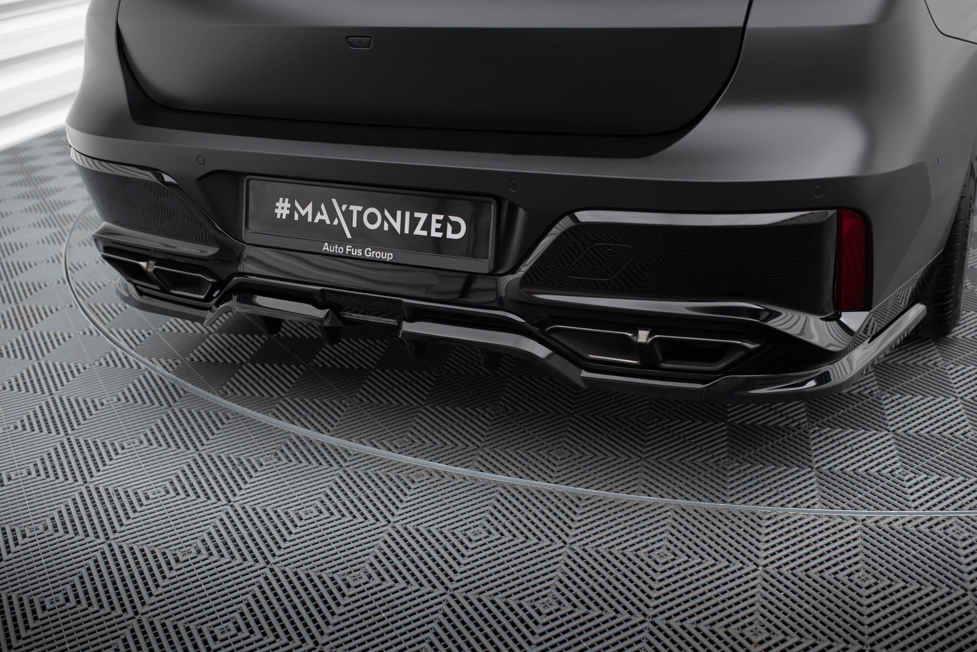 Maxton Design Splitter trasero (With Vertical Bars) V.1 para BMW M760e G70 - imagen 2