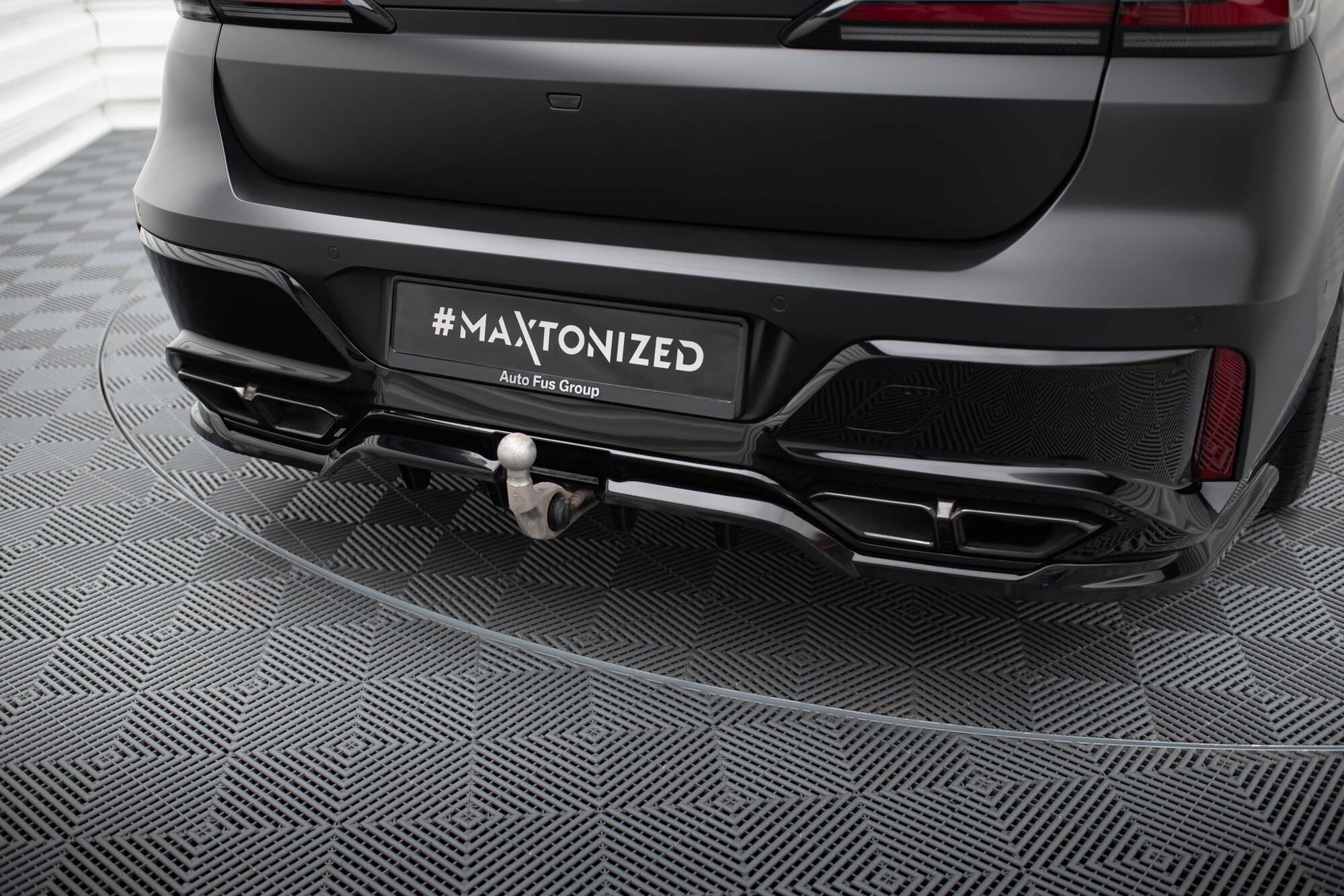 Maxton Design Splitter trasero (With Vertical Bars) V.1 para BMW M760e G70 - imagen 1