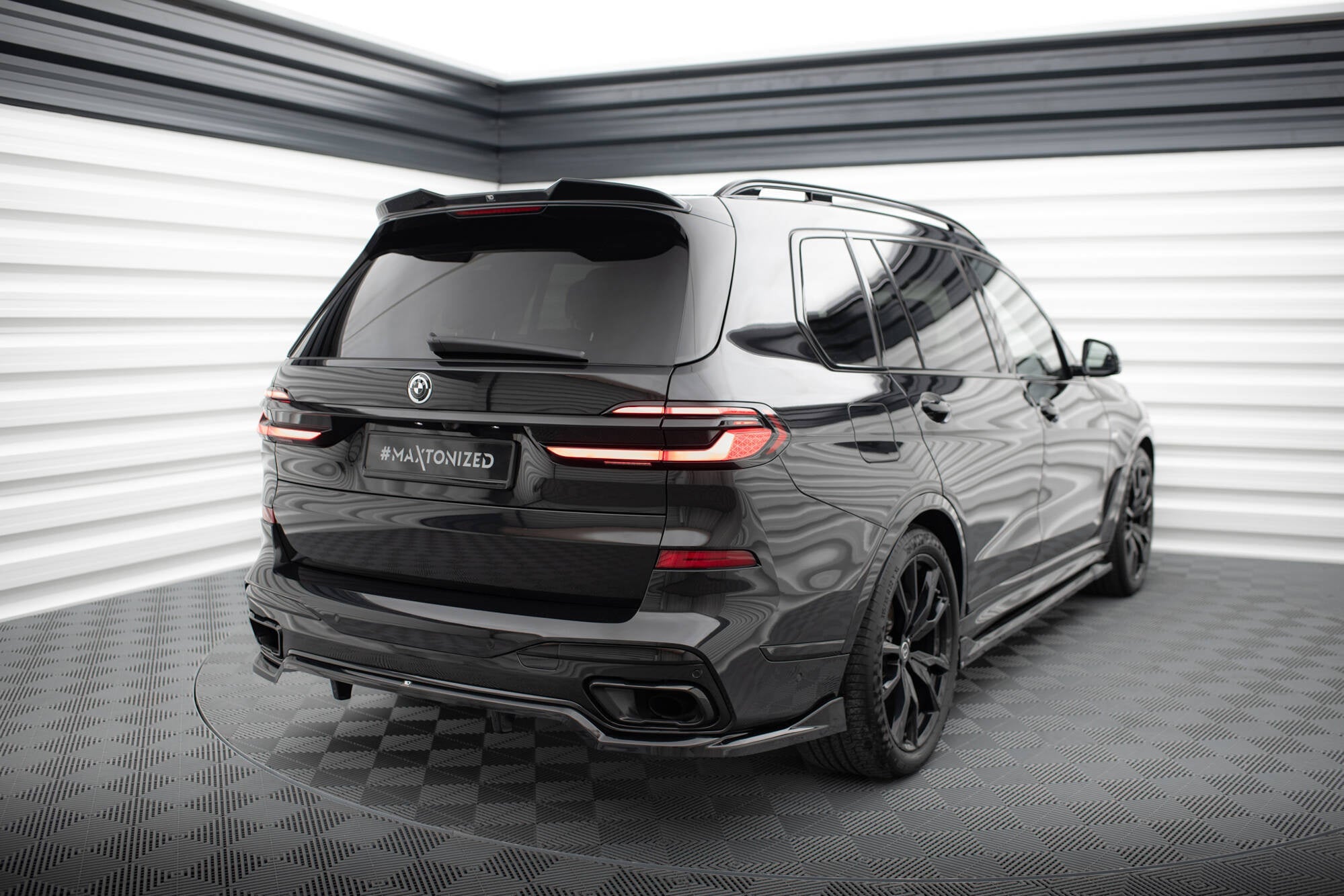Maxton Design Splitter trasero (With Vertical Bars) para BMW X7 M-Pack G07 Facelift - imagen 5