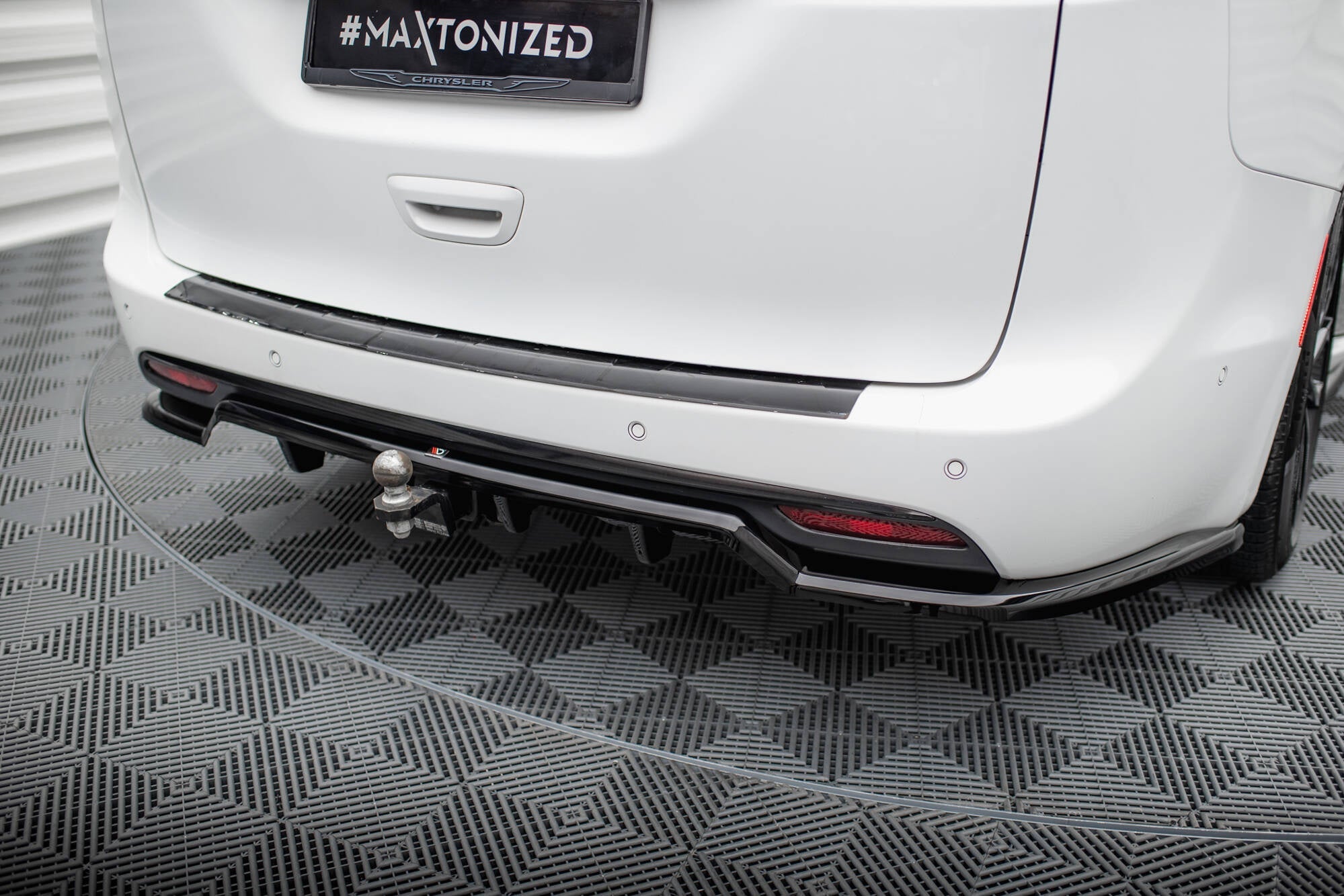 Maxton Design Splitter trasero (With Vertical Bars) para Chrysler Pacifica Mk2 Facelift - imagen 1
